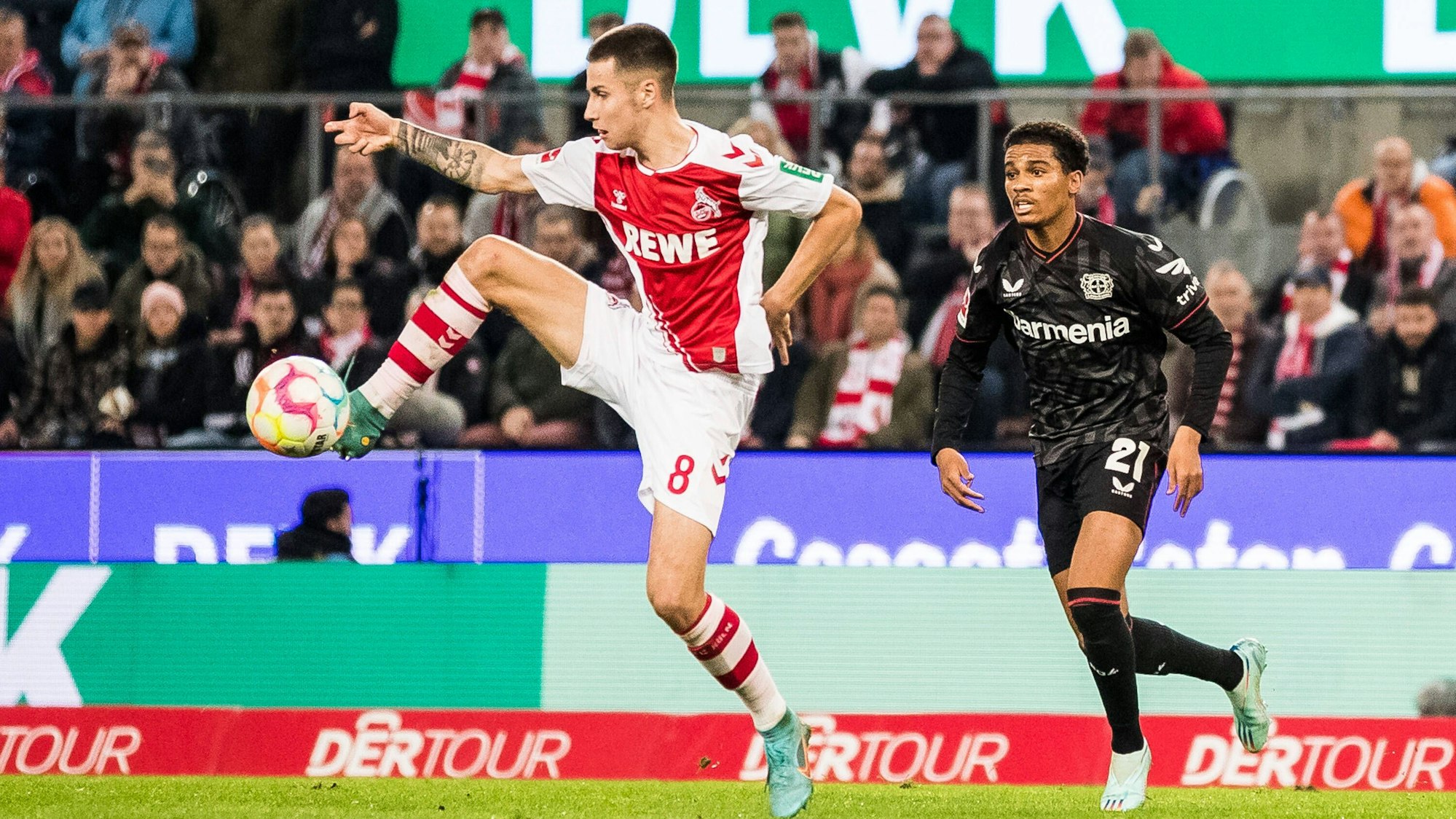 Es sind zwei der Fußballer zu sehen.