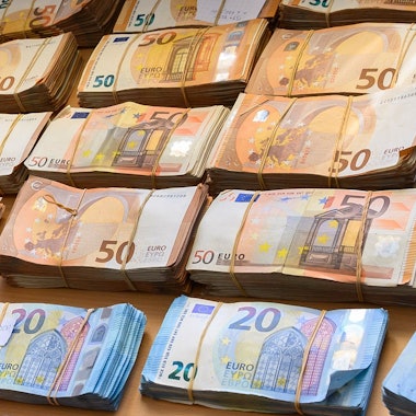 03.05.2019, Hessen, Wiesbaden: Beschlagnahmte Euro-Banknoten liegen bei einer Pressekonferenz auf einem Tisch. I