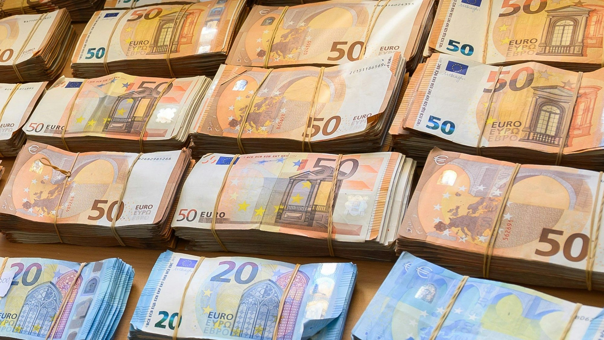 03.05.2019, Hessen, Wiesbaden: Beschlagnahmte Euro-Banknoten liegen bei einer Pressekonferenz auf einem Tisch. I