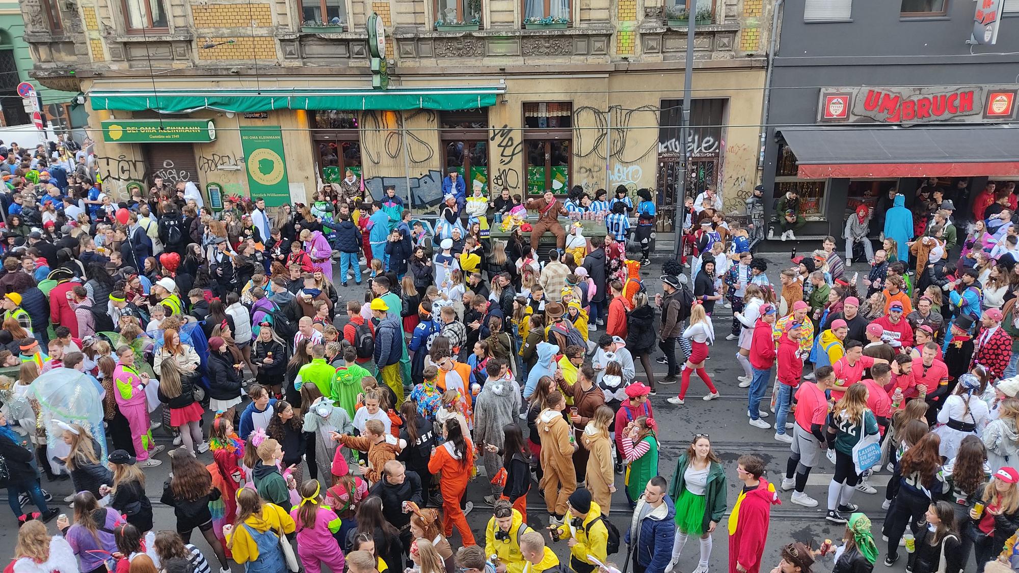 Eine Menschenmenge auf der Zülpicher Straße, aus einem Fenster fotografiert.