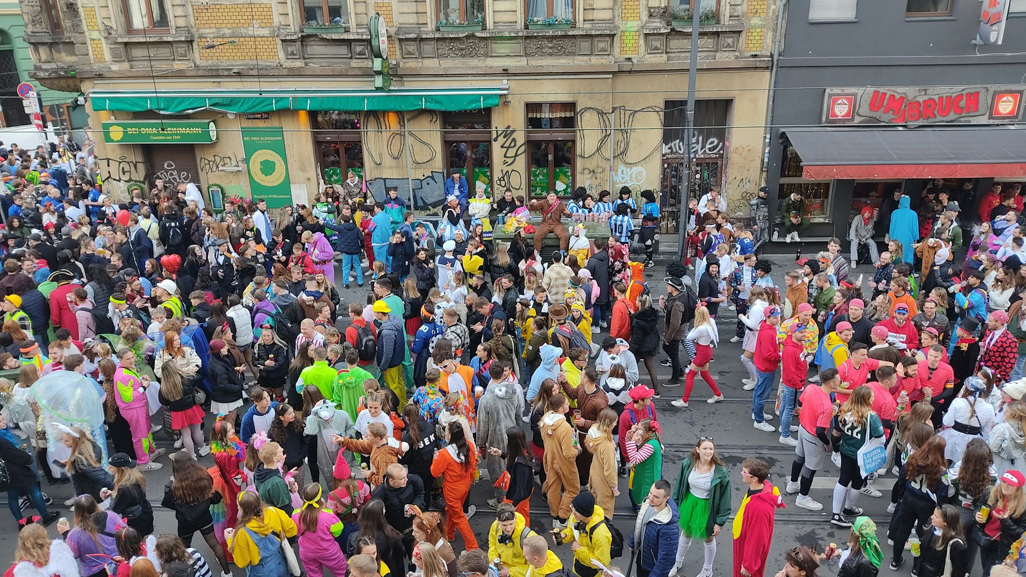 Eine Menschenmenge auf der Zülpicher Straße, aus einem Fenster fotografiert.