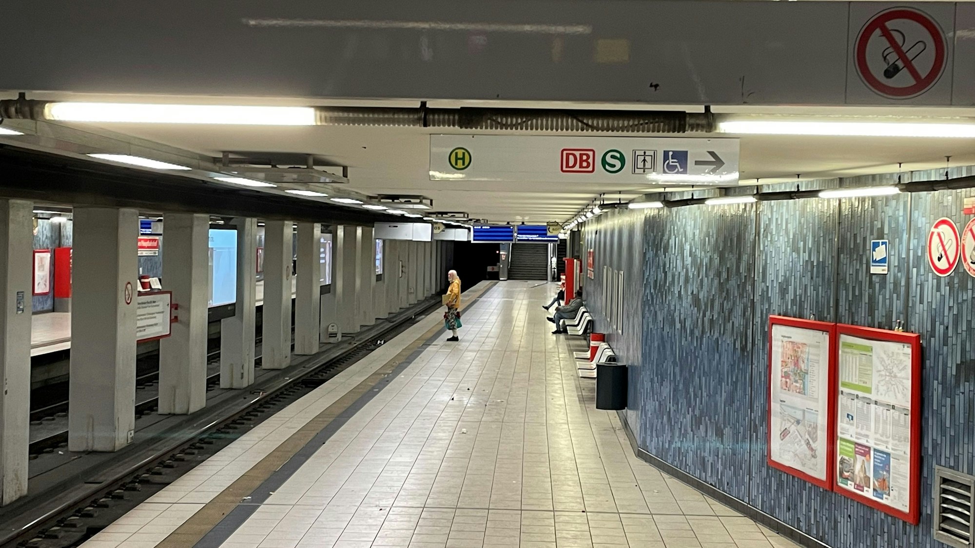 Gähnende Leere herrscht auf dem Bahnsteig der U-Bahn-Haltestelle Dom/Hbf, nachdem diese gesperrt worden ist.