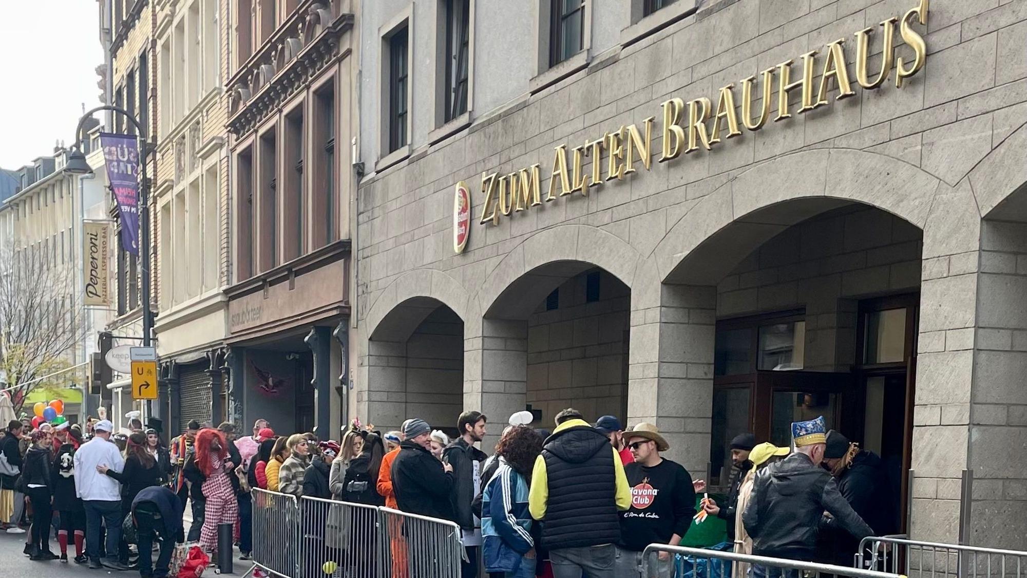 Eine Warteschlange vor dem Alten Brauhaus mit Drängelgittern.