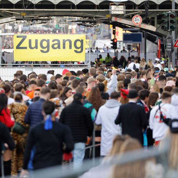 Hunderte junge Menschen drängen sich vor dem Eingang zur Zülpicher Straße im Straßenkarneval in der Kölner Innenstadt.