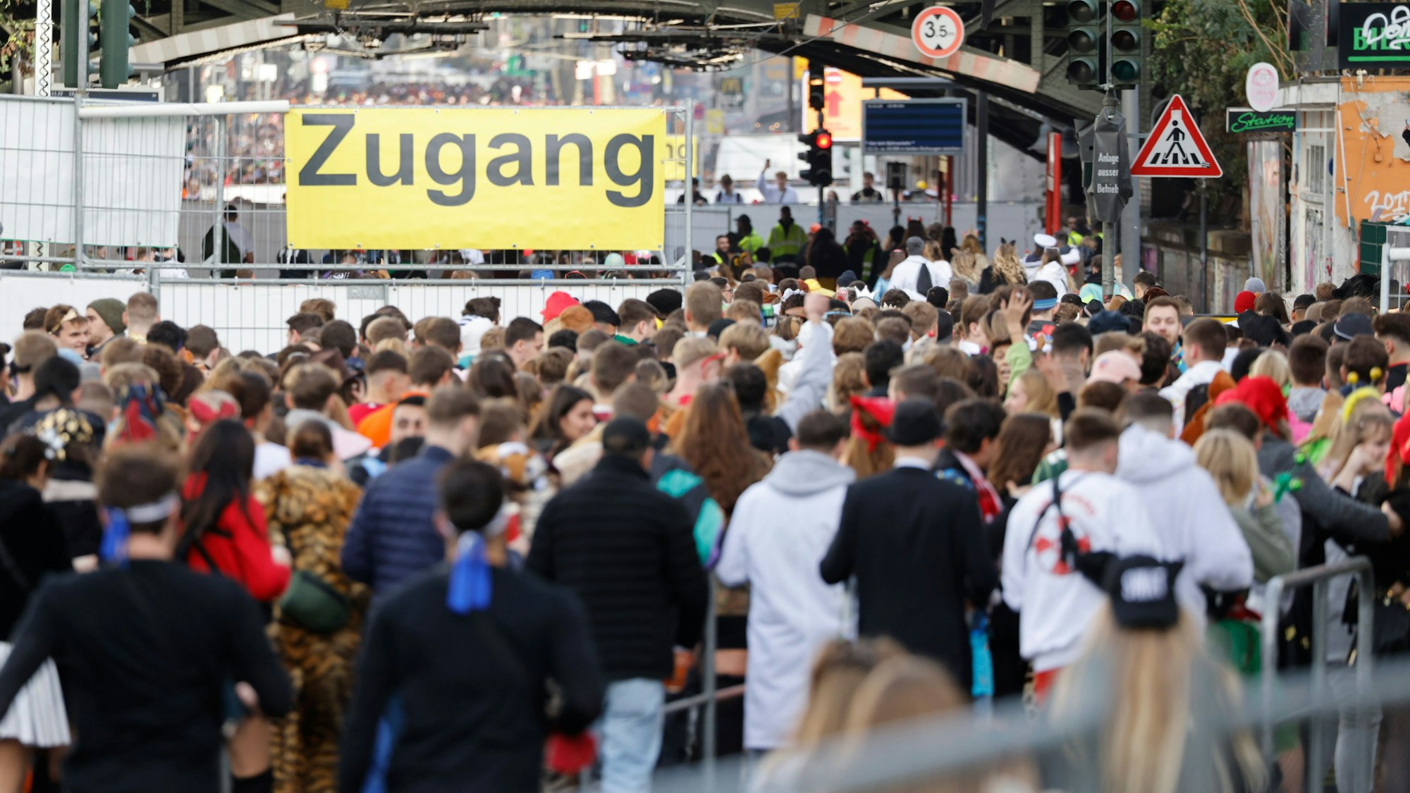 Voll, voller, Zülpicher: Am Elften Elften war das Studentenviertel einmal mehr ganz stark angesagt.