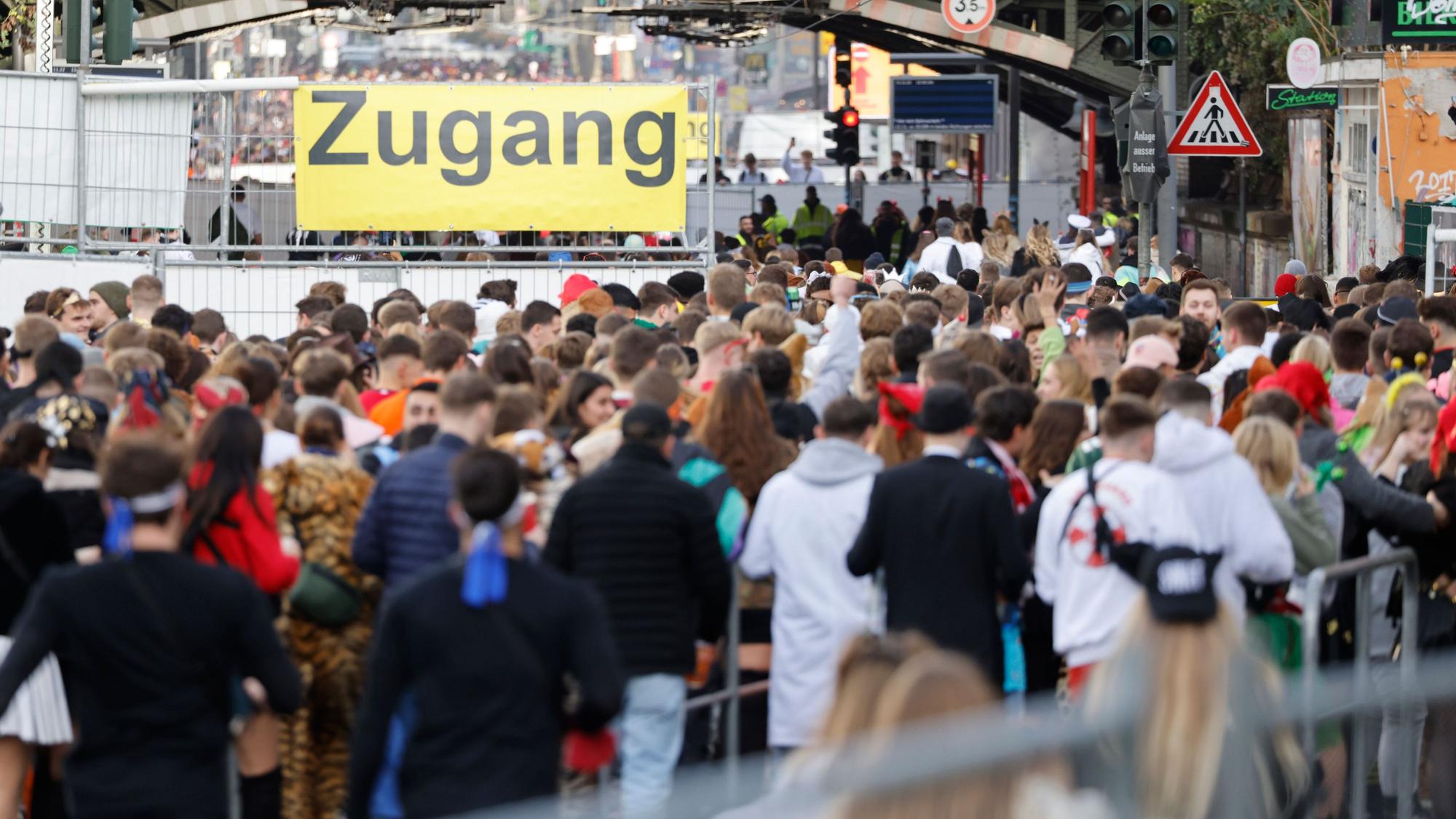 Hunderte junge Menschen drängen sich vor dem Eingang zur Zülpicher Straße im Straßenkarneval in der Kölner Innenstadt.