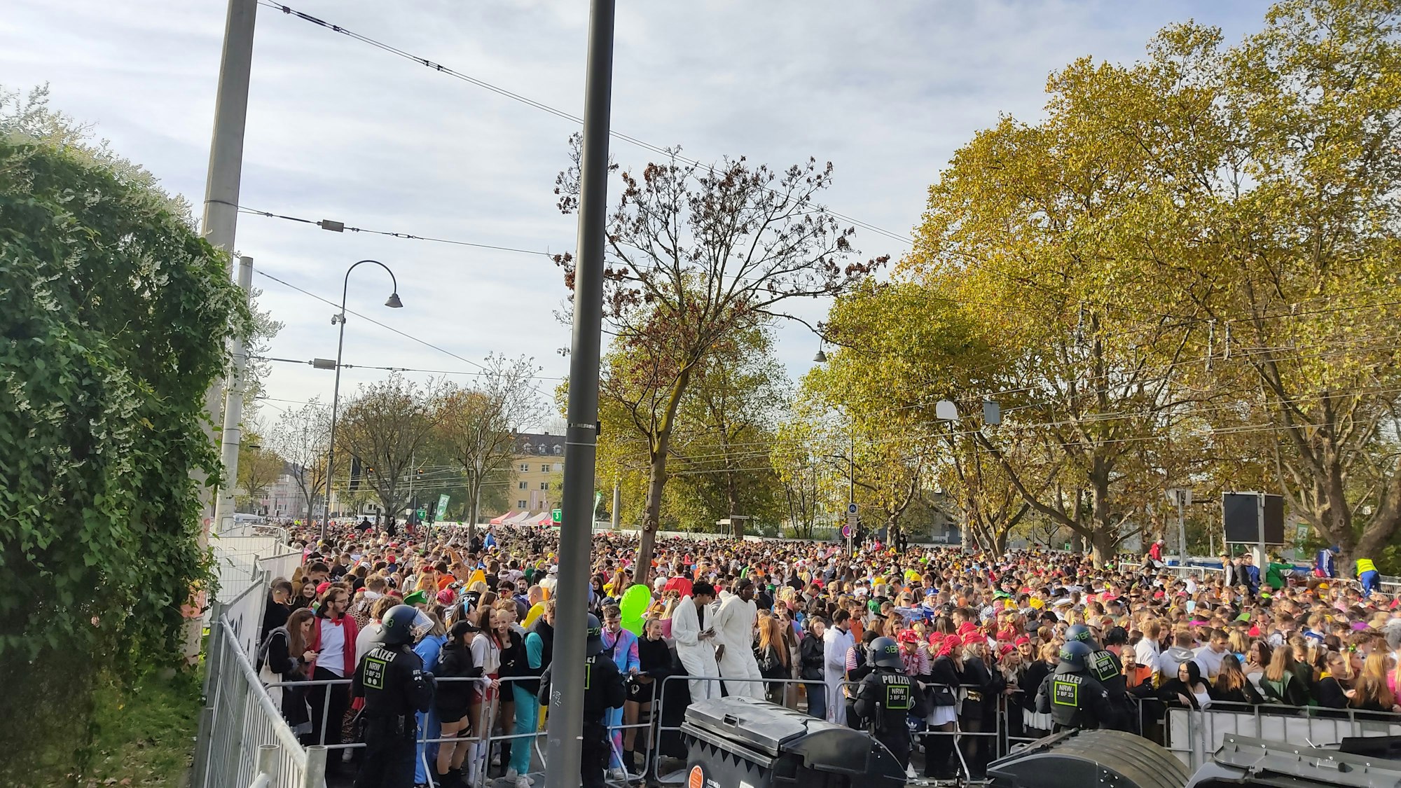 An der Unimensa stauen sich die Menschenmassen.