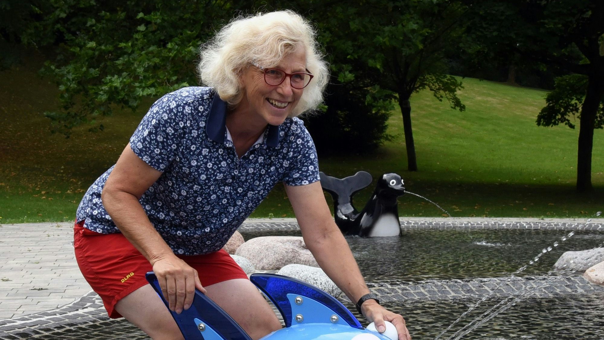 Heike Radder testet ein neues Spielgerät im Außenplanschbecken des Wipperfürther Schwimmbads.