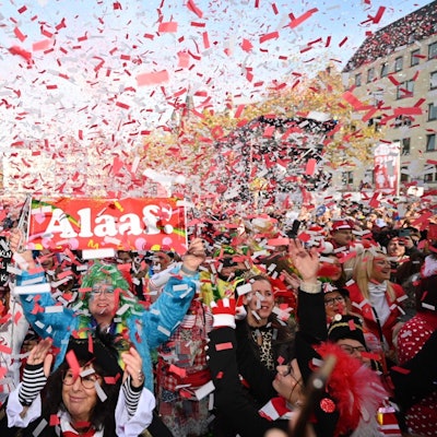 Etwa 15 000 Jecke bejubeln auf dem Heumarkt den Beginn der Karnevalssession.