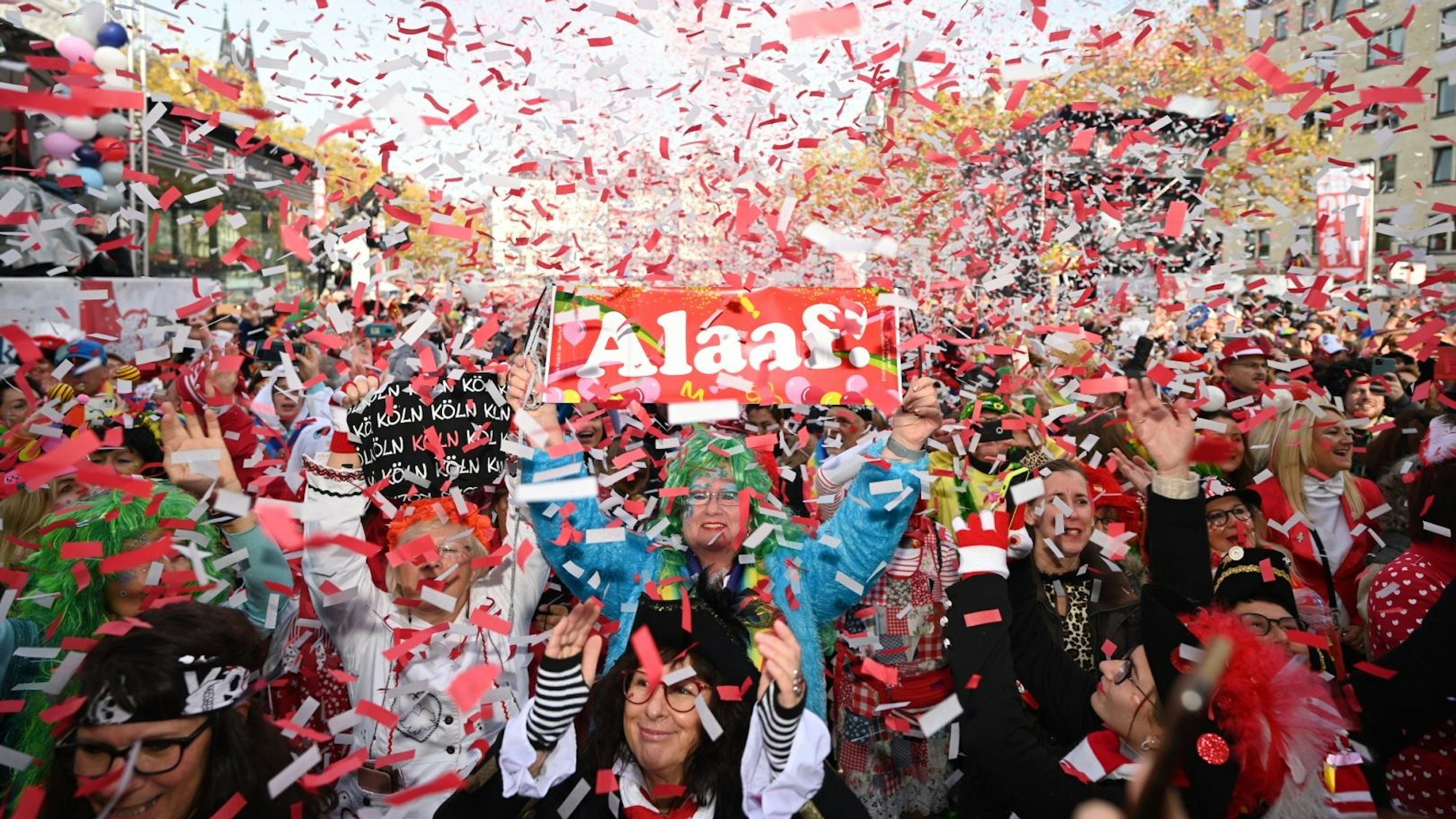 Etwa 15 000 Jecke bejubeln auf dem Heumarkt den Beginn der Karnevalssession.