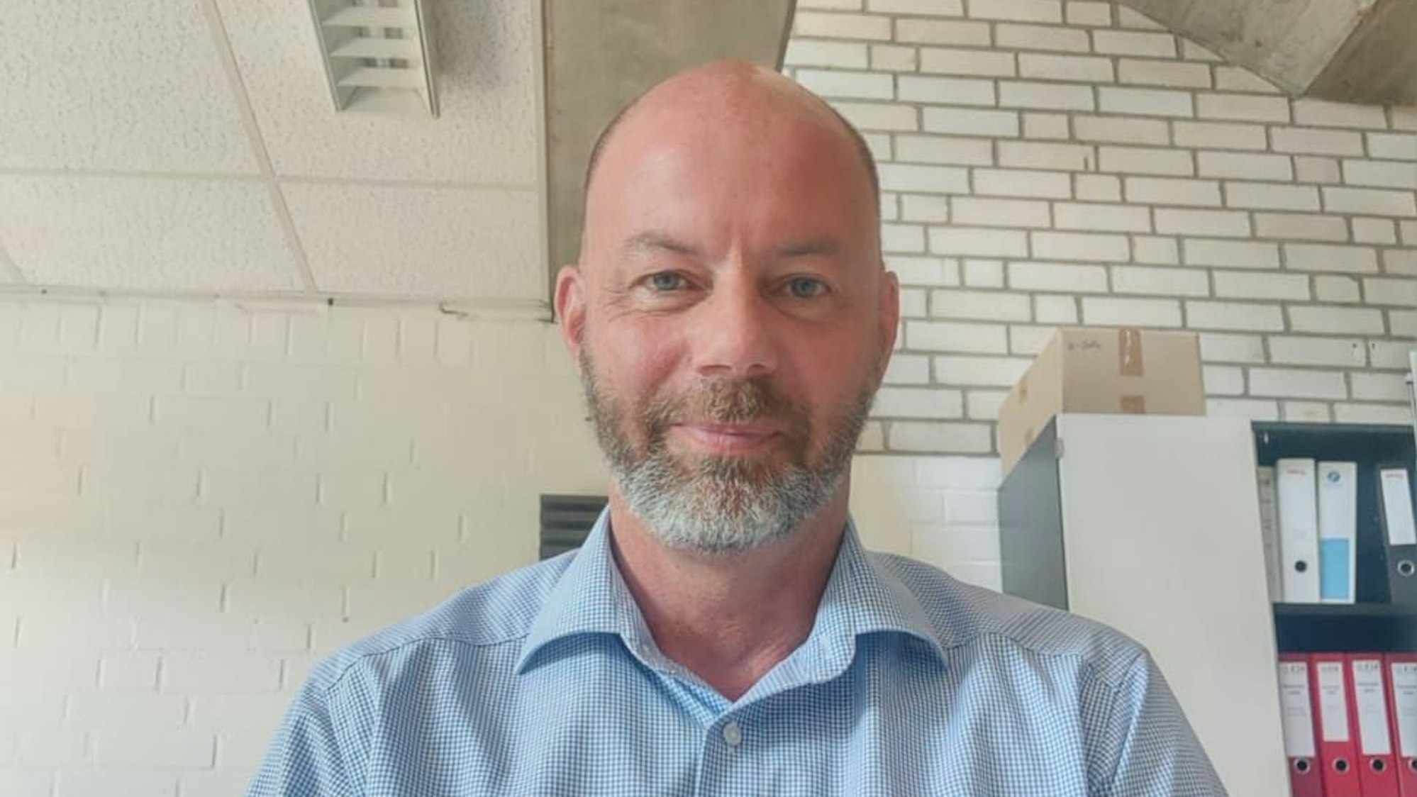 Stefan Lamertz, Geschäftsführer Kreissportbund Rhein-Erft-Kreis, KSB, sitzt an seinem Schreibtisch