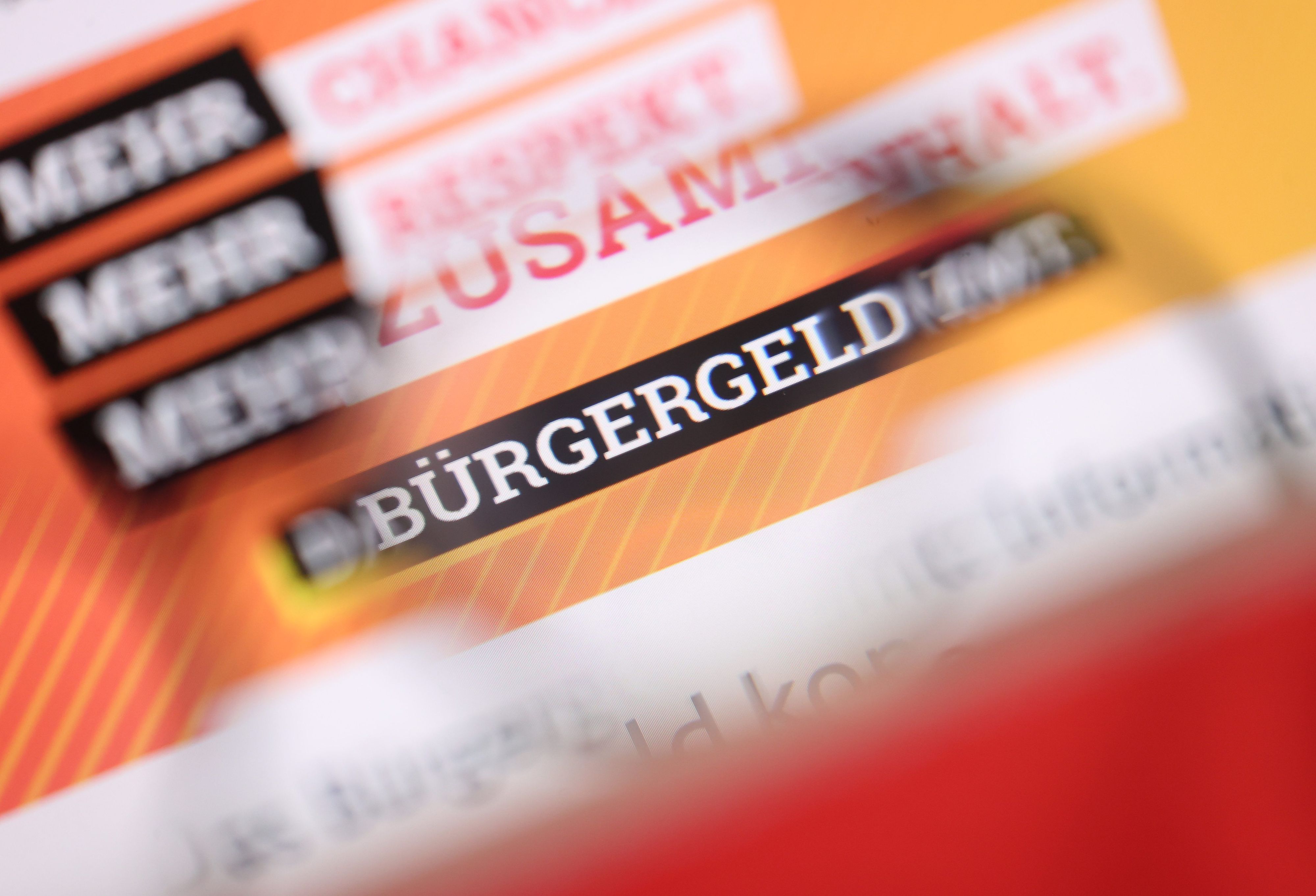 „Bürgergeld“ ist auf der Homepage des Bundesministeriums für Arbeit und Soziales durch eine Brille zu lesen.