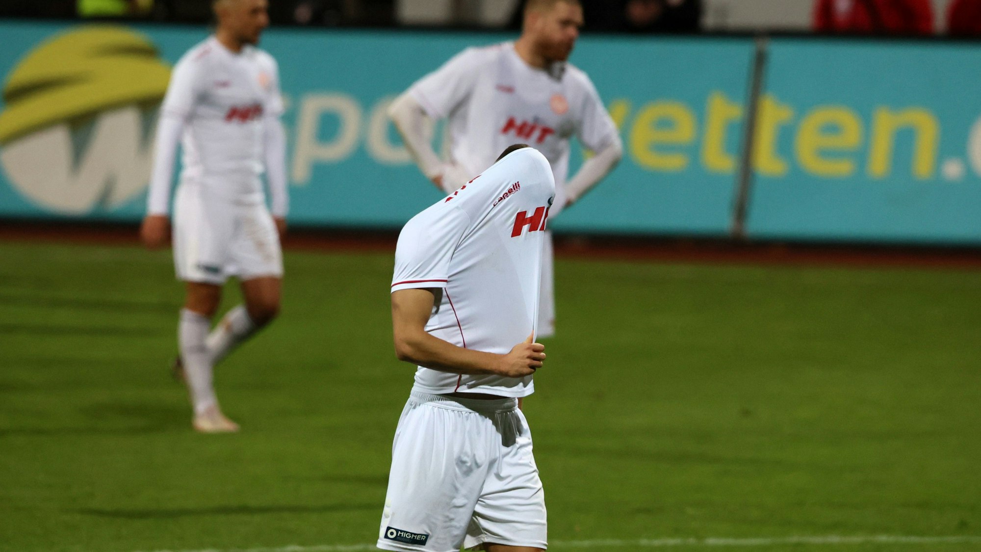 Fortuna Kölns Dustin Willms versteckt seinen Kopf unter seinem Trikot.
