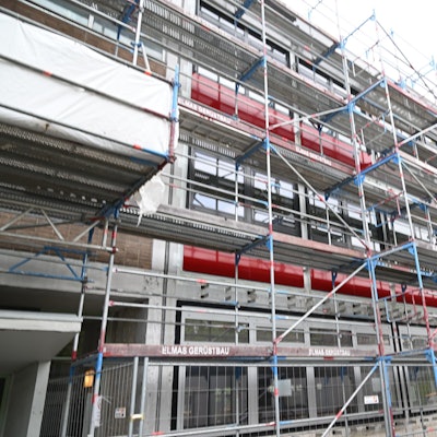 Bei der Grundsteinlegung des Neubaus war das Nicolaus-Cusanus-Gymnasium an der Reuterstrasse in Bergisch Gladbach eingerüstet.