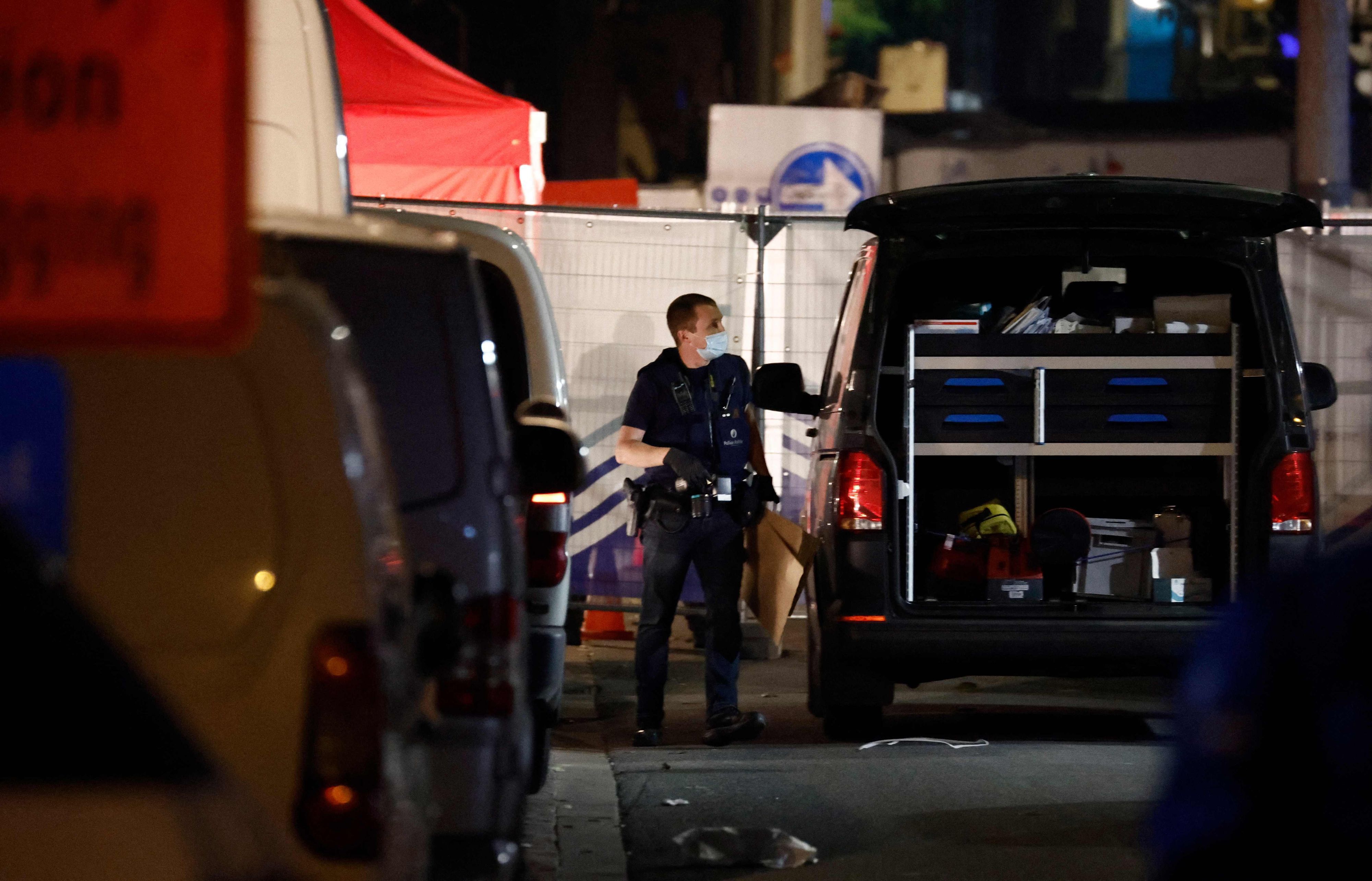 Ein Polizist bewacht den Tatort, der von der Spurensicherung untersucht wird.