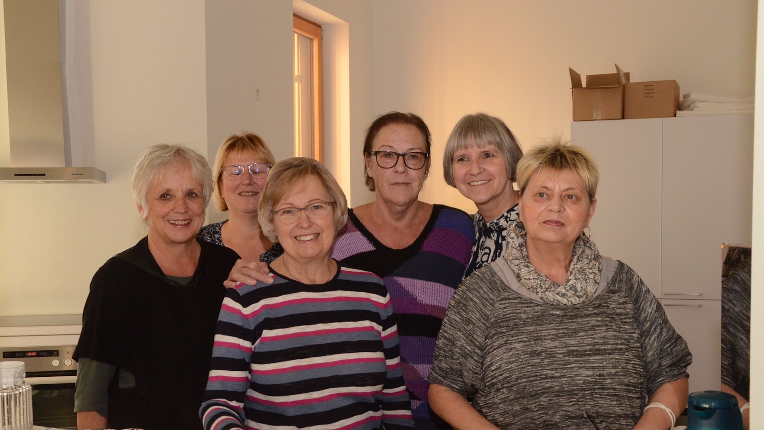 Dank einer Spende von Gaby Reifenhäuser (Vierte von links) konnte das Tafelcafé in Troisdorf eröffnet werden. Monika Bähr (ganz links) und Ehrenamtskoordinatorin Regina Flackskamp (zweite von rechts) stellten die Arbeit des 15 Ehrenamtliche umfassenden Teams vor.