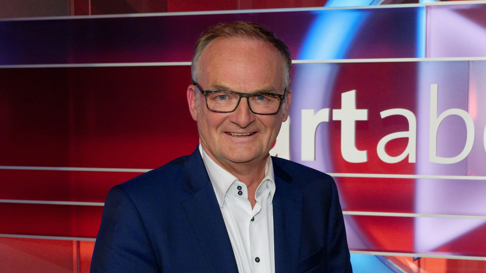 Frank Plasberg steht im Kölner TV-Studio von „hart aber fair“.