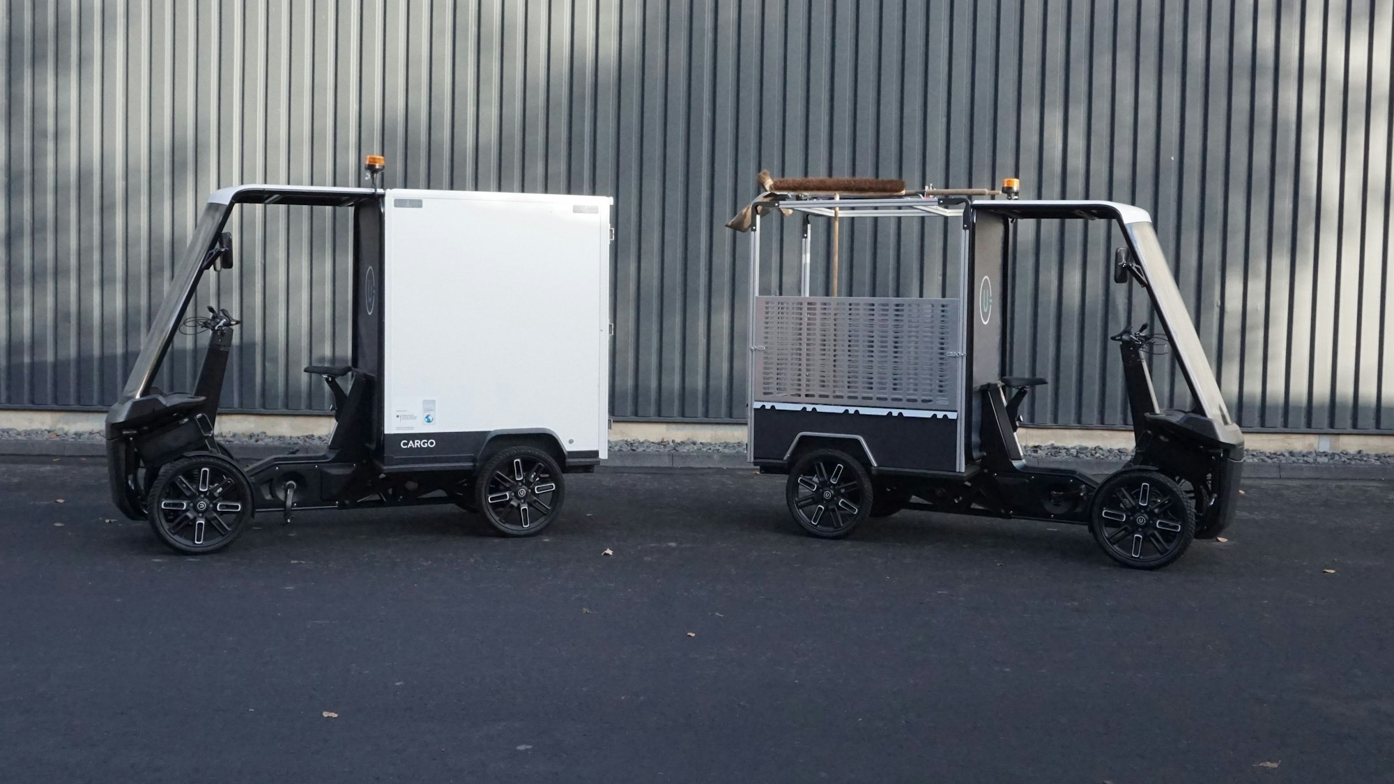 Lastenräder der Stadt Bergisch Gladbach stehen auf einem Platz.