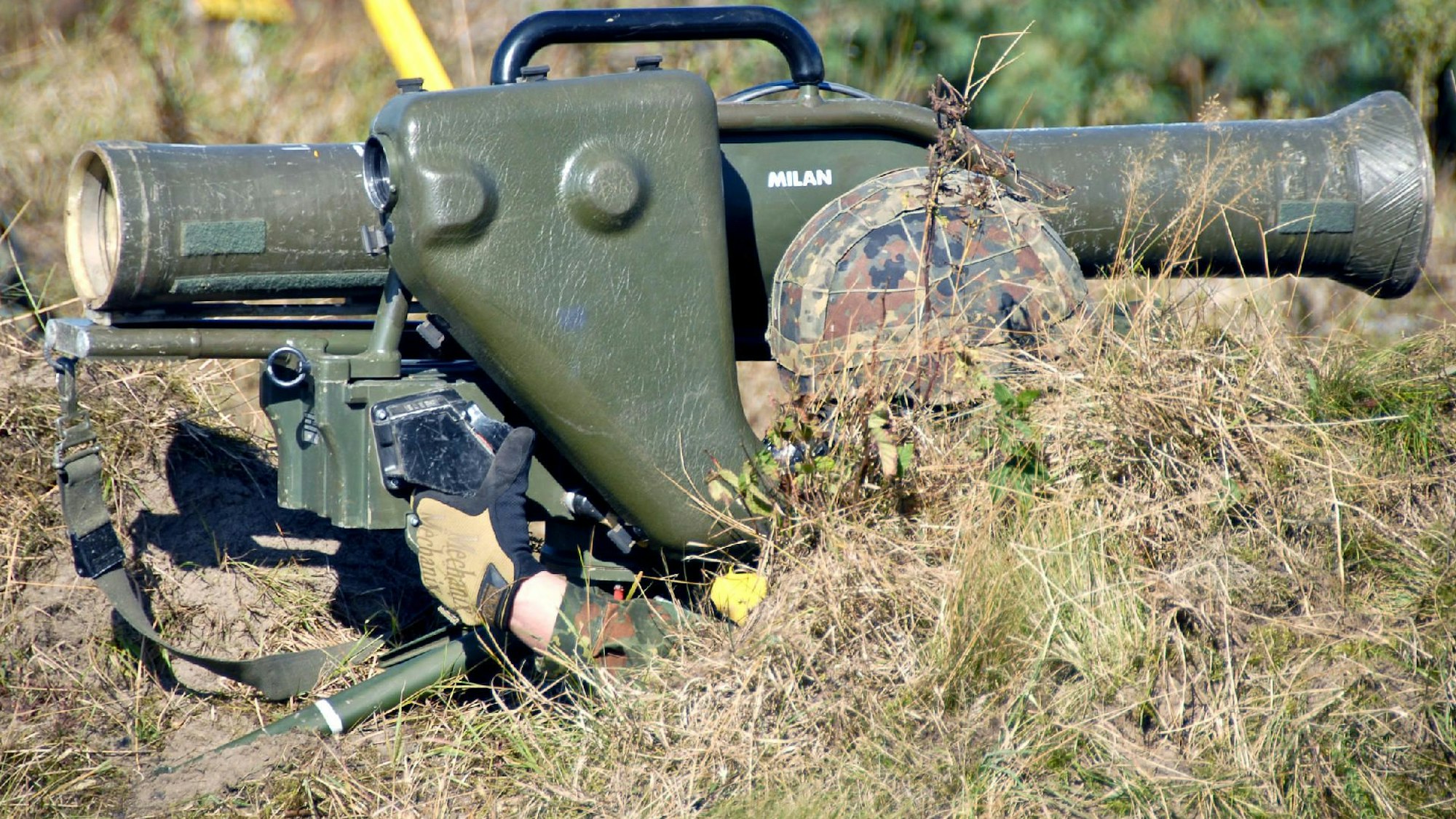 Eine Panzerfaust wird von einem behelmten Soldaten in Camouflage bedient.
