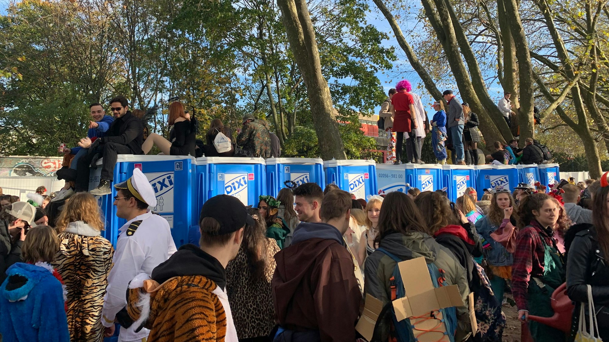 Feiernde warten vor den Dixie-Klos auf Einlass.