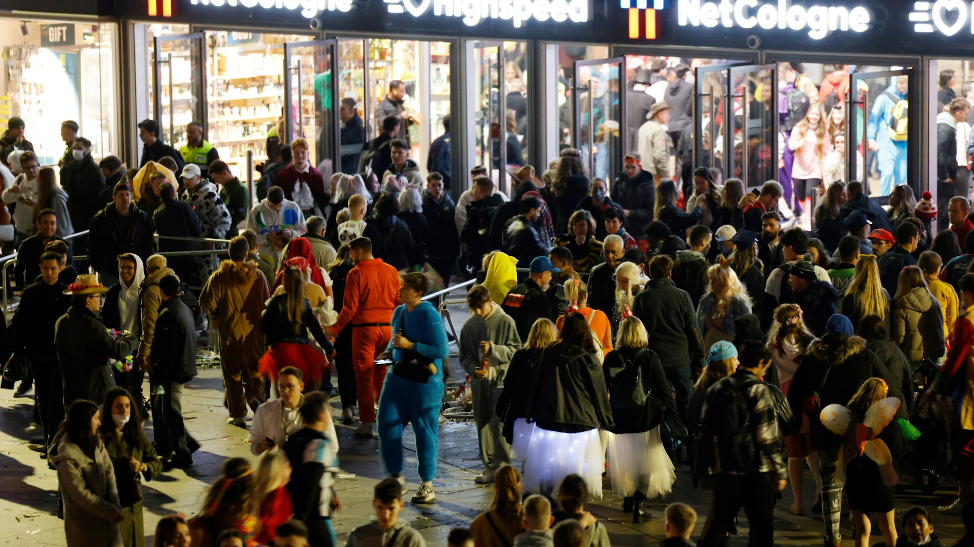 Kaum eine Durchkommen gab es am Elften Elften im Bereich des Hauptbahnhofs.