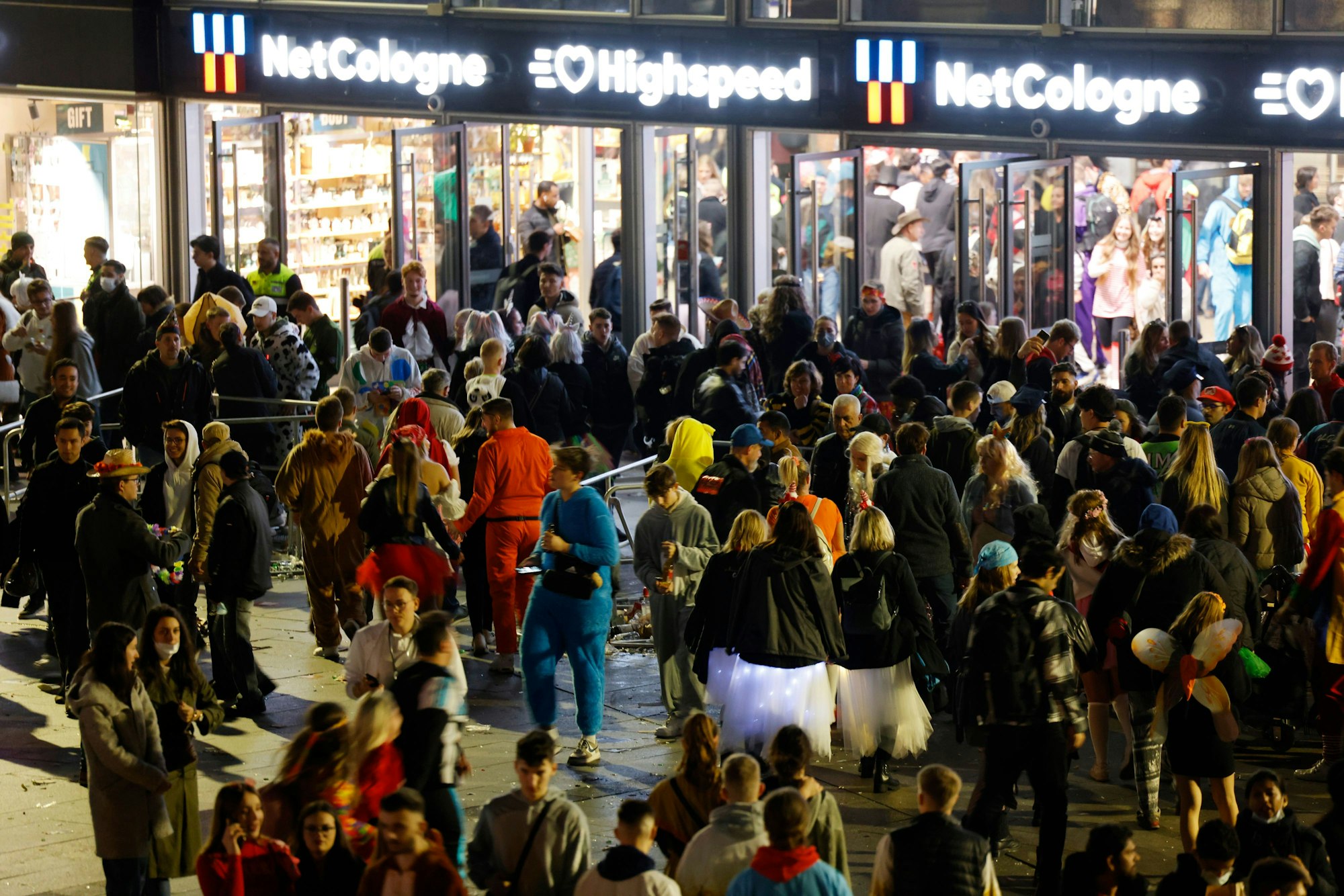Andrang am Bahnhof: Am frühen Abend strömten viele Besucher zu Fuß zum Hauptbahnhof.