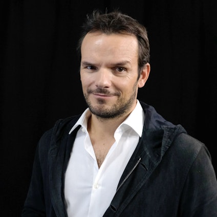 Der TV-Koch Steffen Henssler blickt in die Kamera.