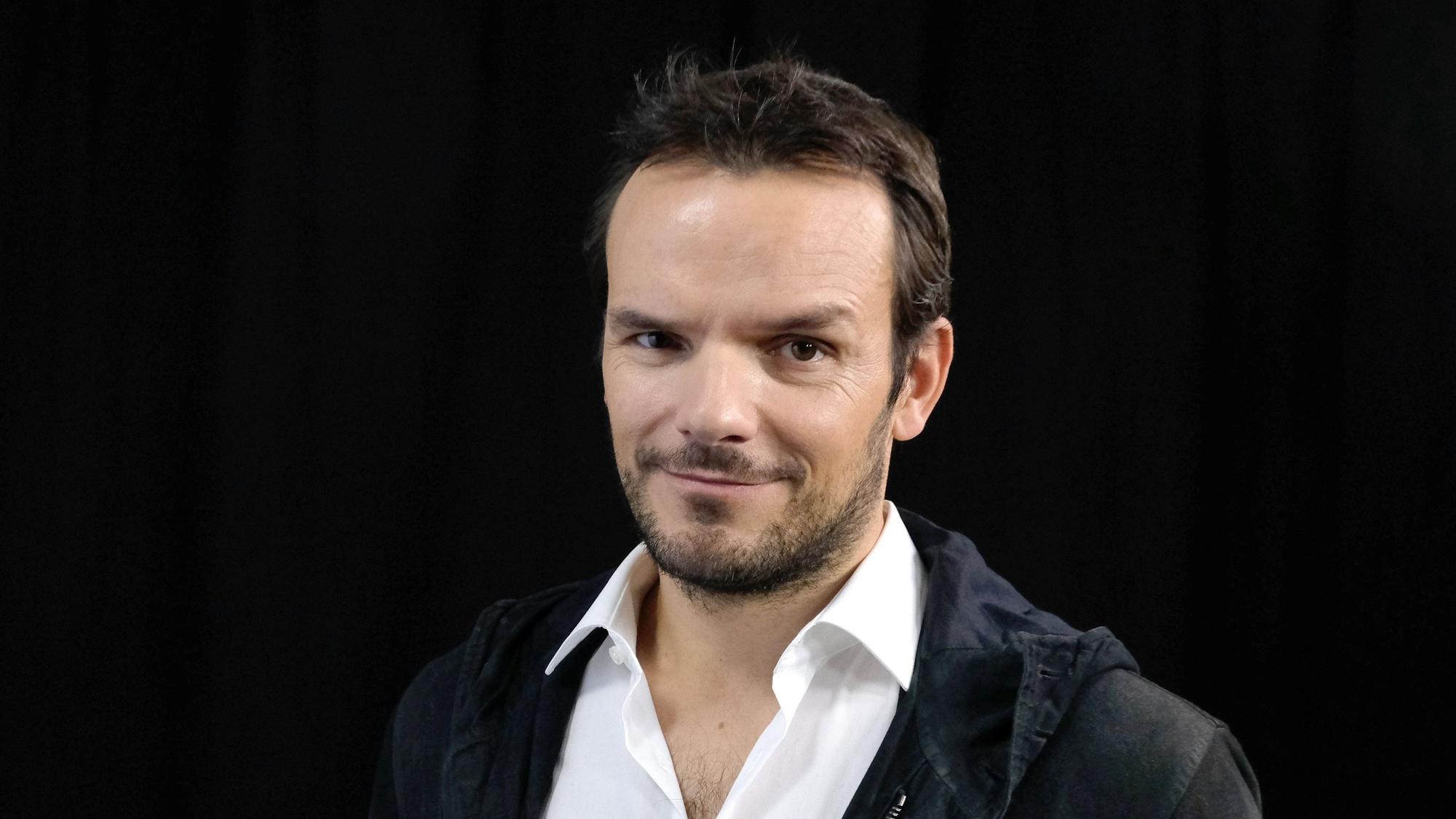 Der TV-Koch Steffen Henssler blickt in die Kamera.
