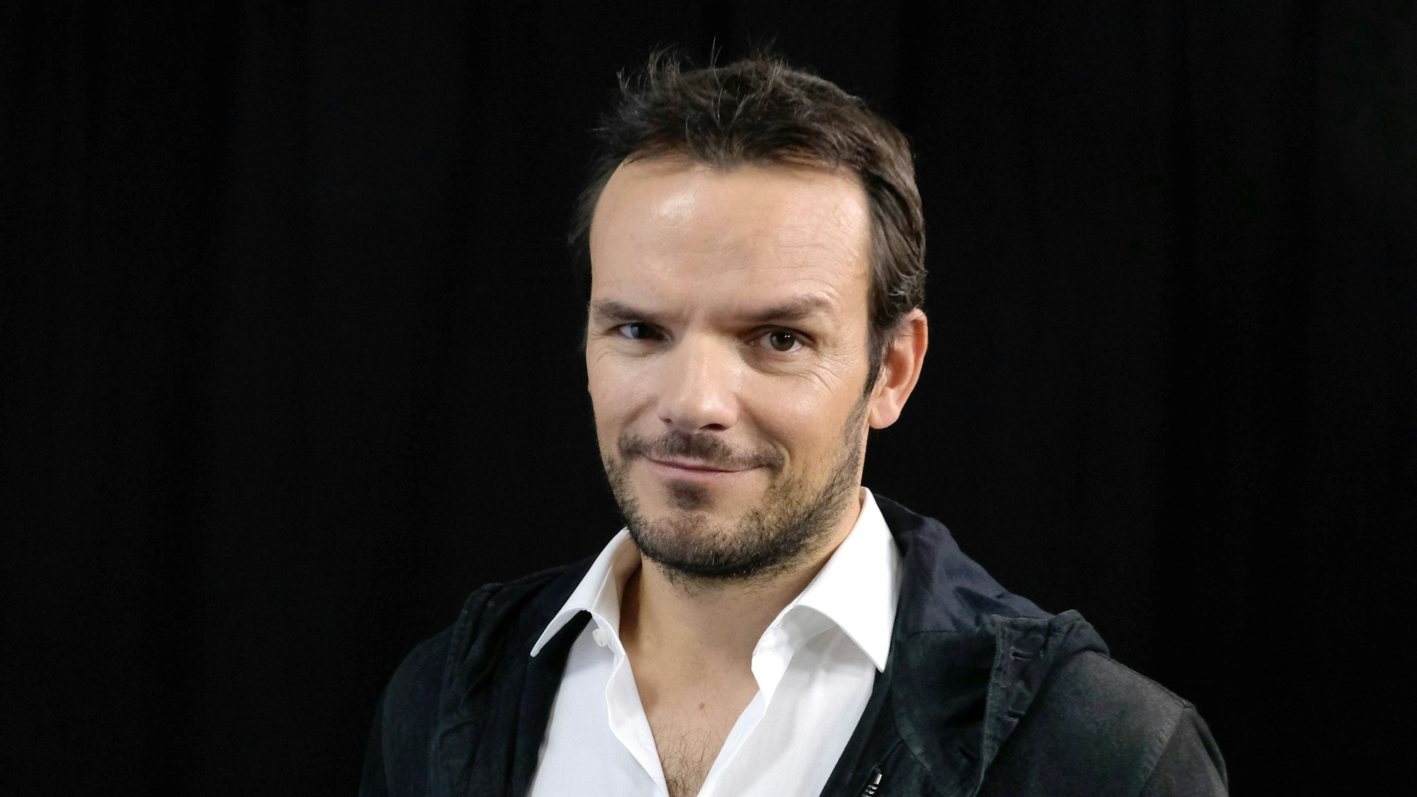 Der TV-Koch Steffen Henssler blickt in die Kamera.