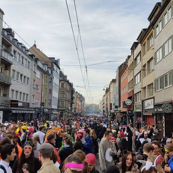 Dichtes Gedränge am Elften im Elften auf der Zülpicher Straße.
