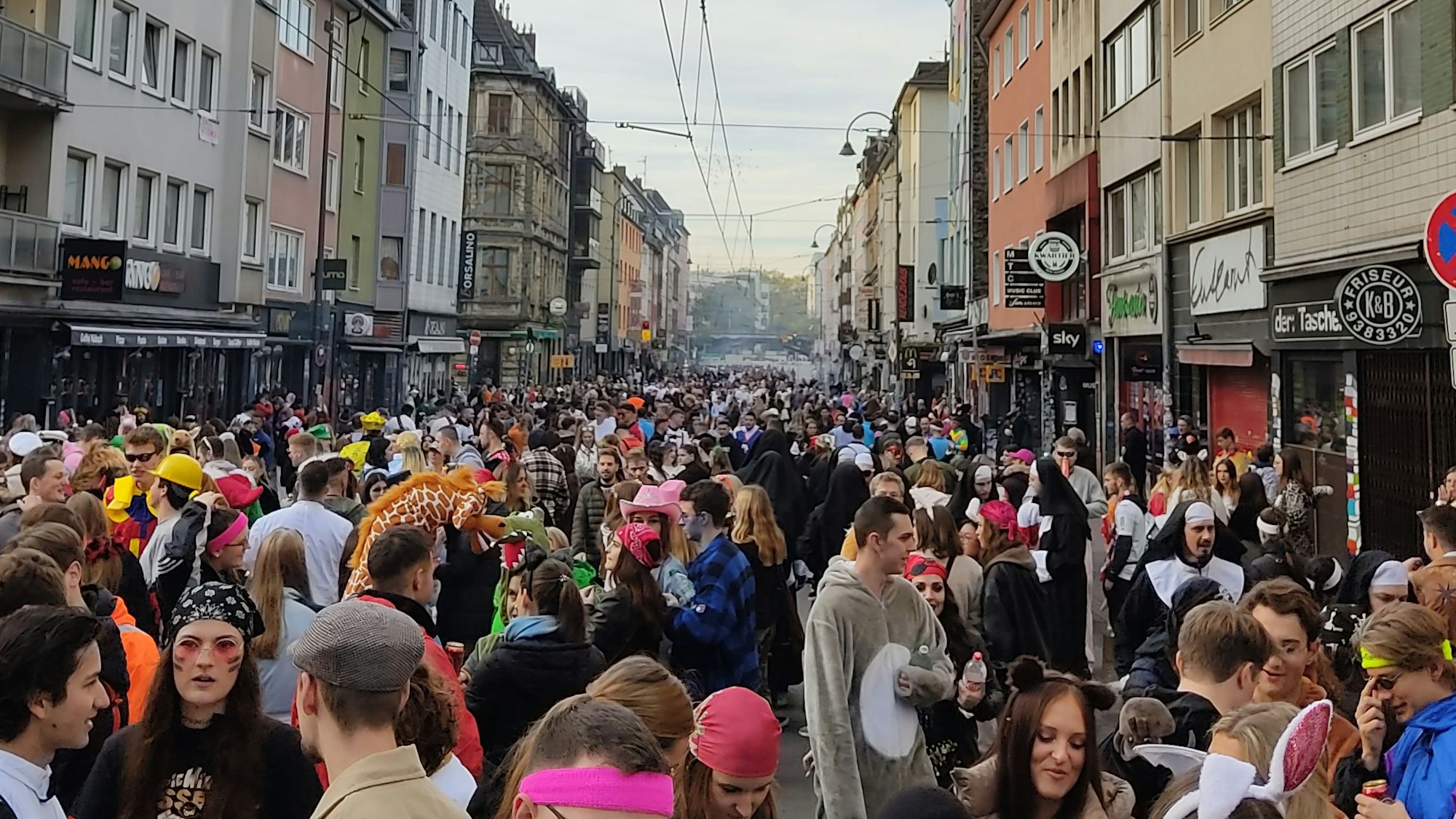 Eine Menschenmenge auf der Zülpicher Straße, viele in Kostümen.