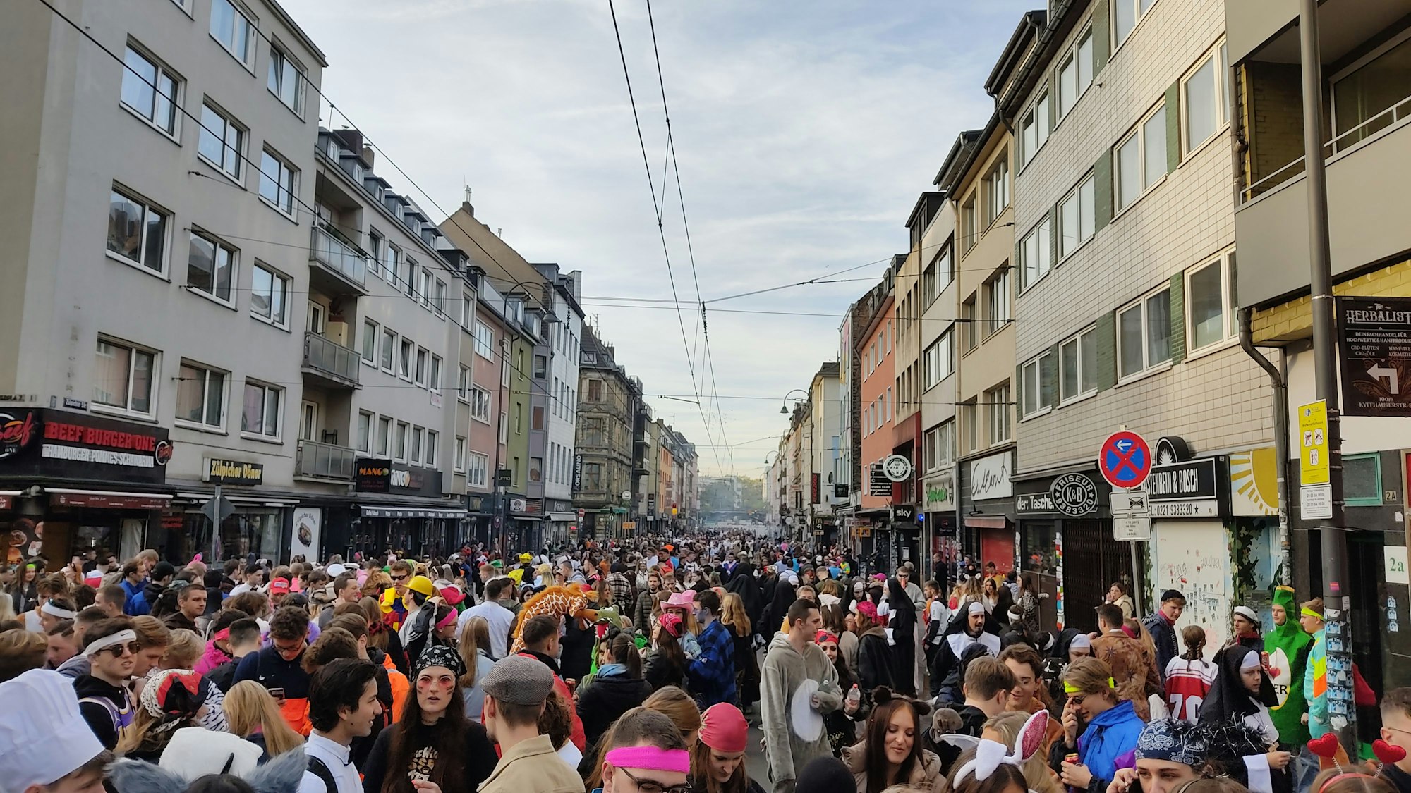 Dichtes Gedränge am Elften im Elften auf der Zülpicher Straße.