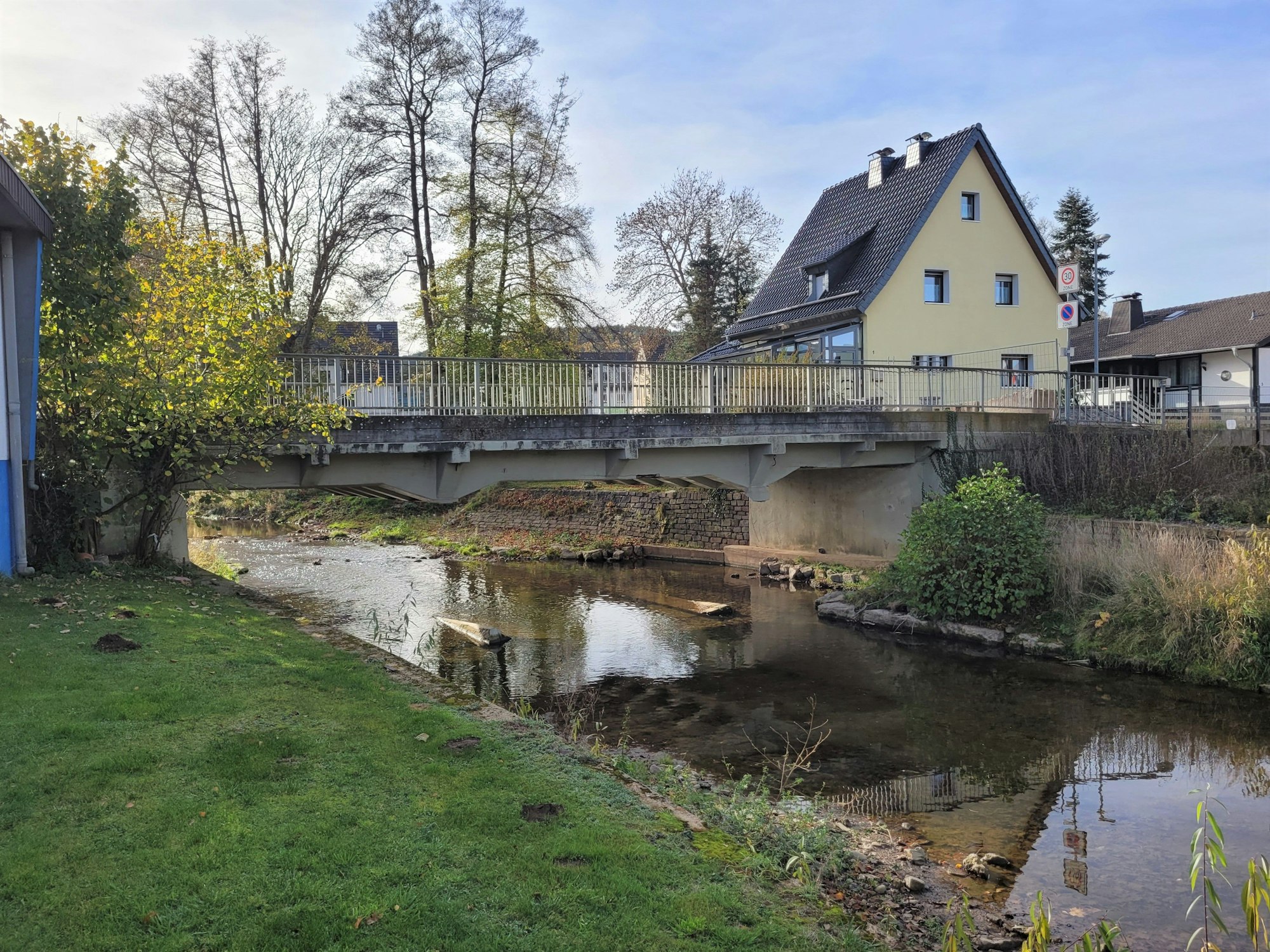 Die Brücke Weiherbenden ist abgesackt. Zwei Pfeiler fehlen.