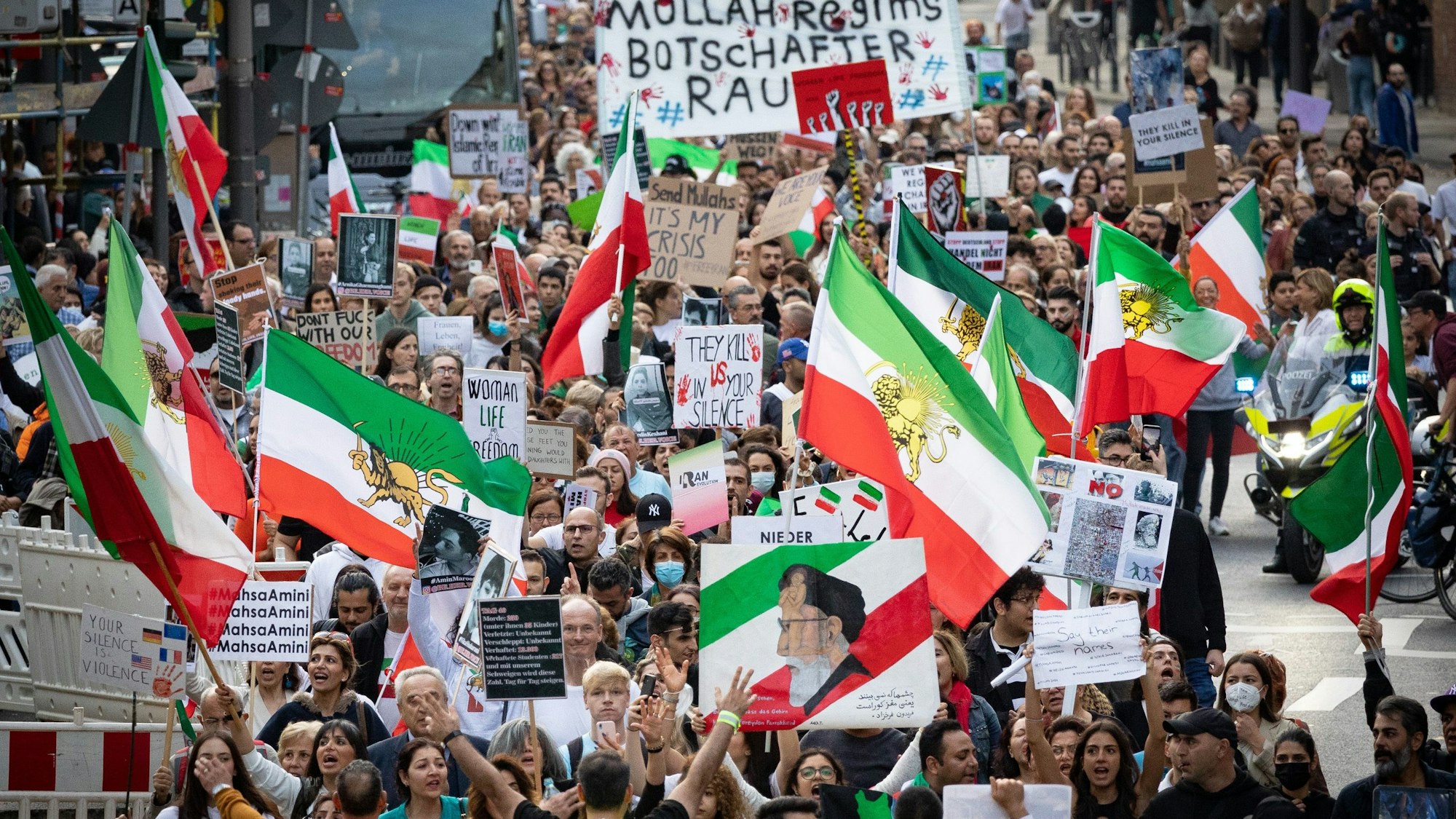 Tausende Menschen demonstrierten Ende Oktober in Köln für Menschenrechte und Freiheit im Iran.