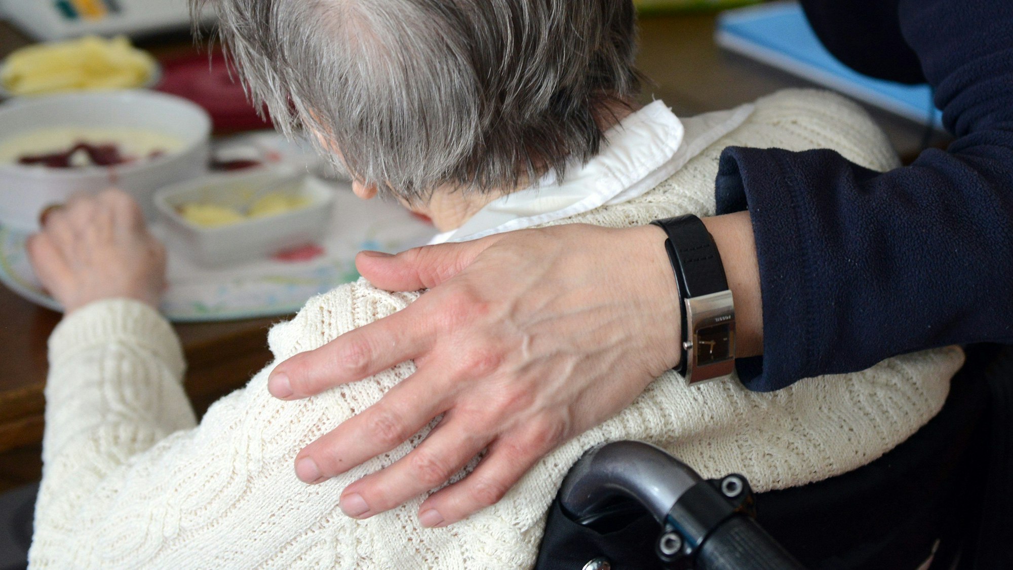 Wer Angehörige im häuslichen Umfeld pflegt, kann sich dafür teilweise von der Arbeit freistellen lassen.