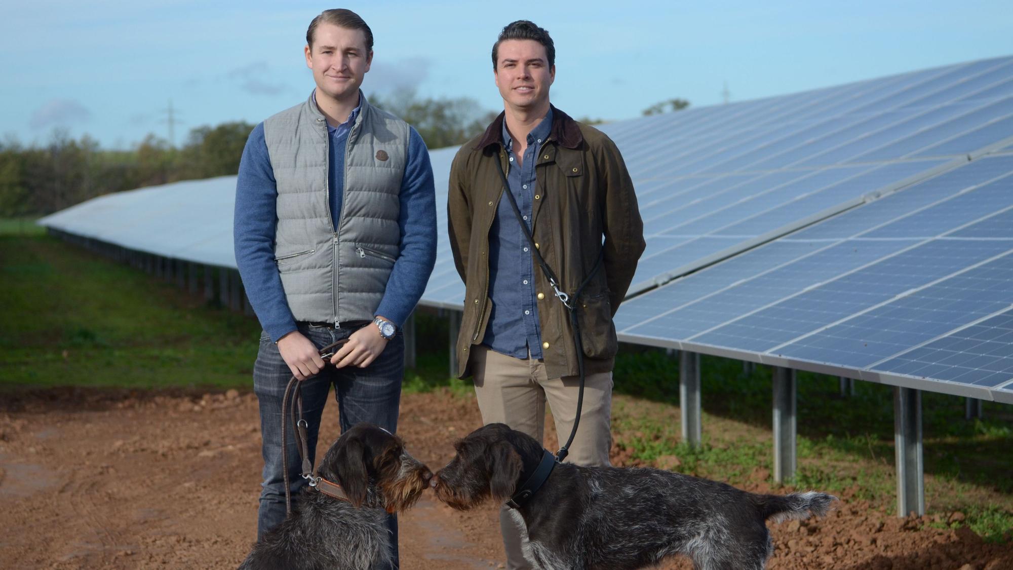 Nicolas Asbeck (l.) und Carl-Georg Vetter stehen am Solarpark Veynau in der Nähe von Wißkirchen.