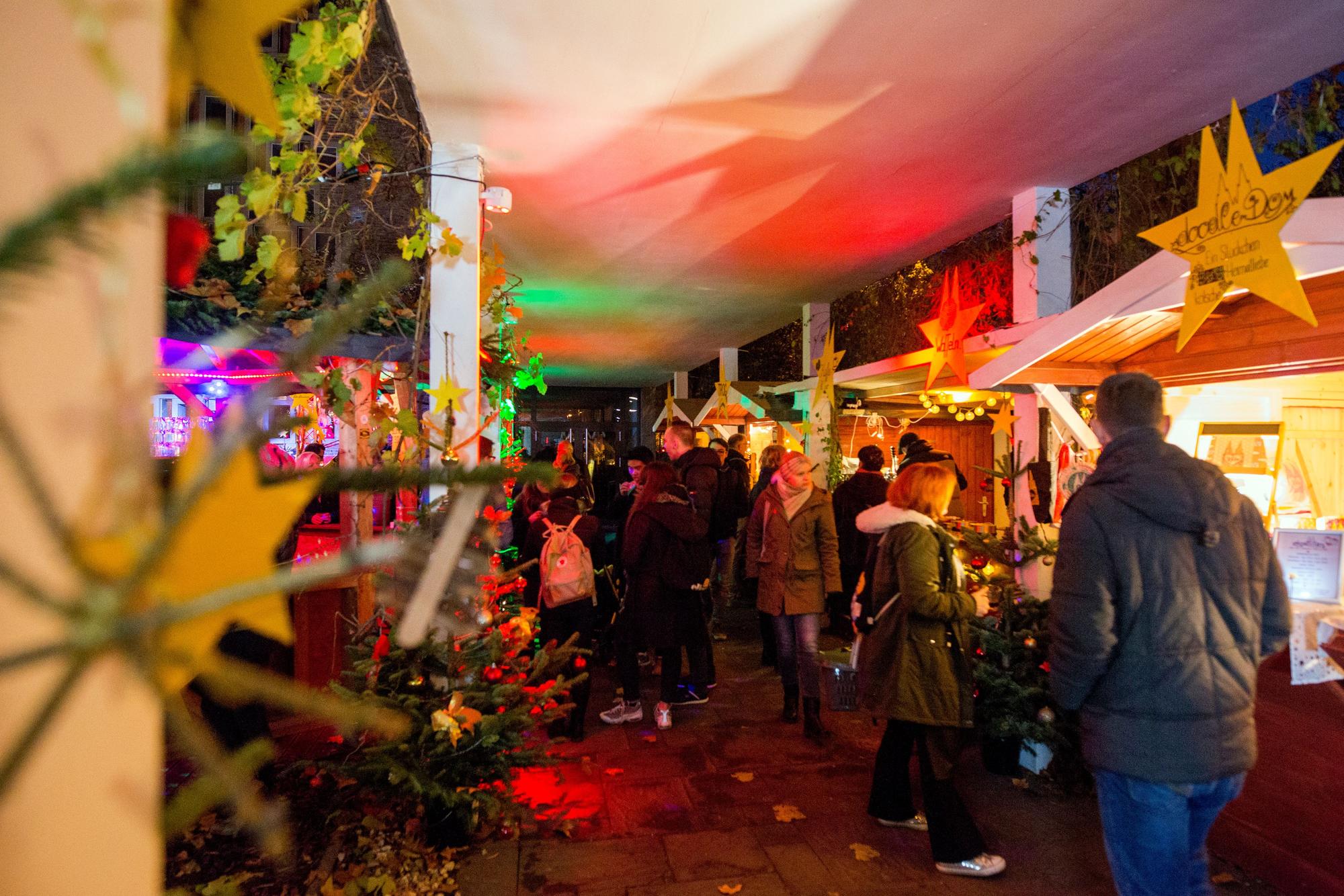 Bunte Lichter schmücken Weihnachtsmarktstände