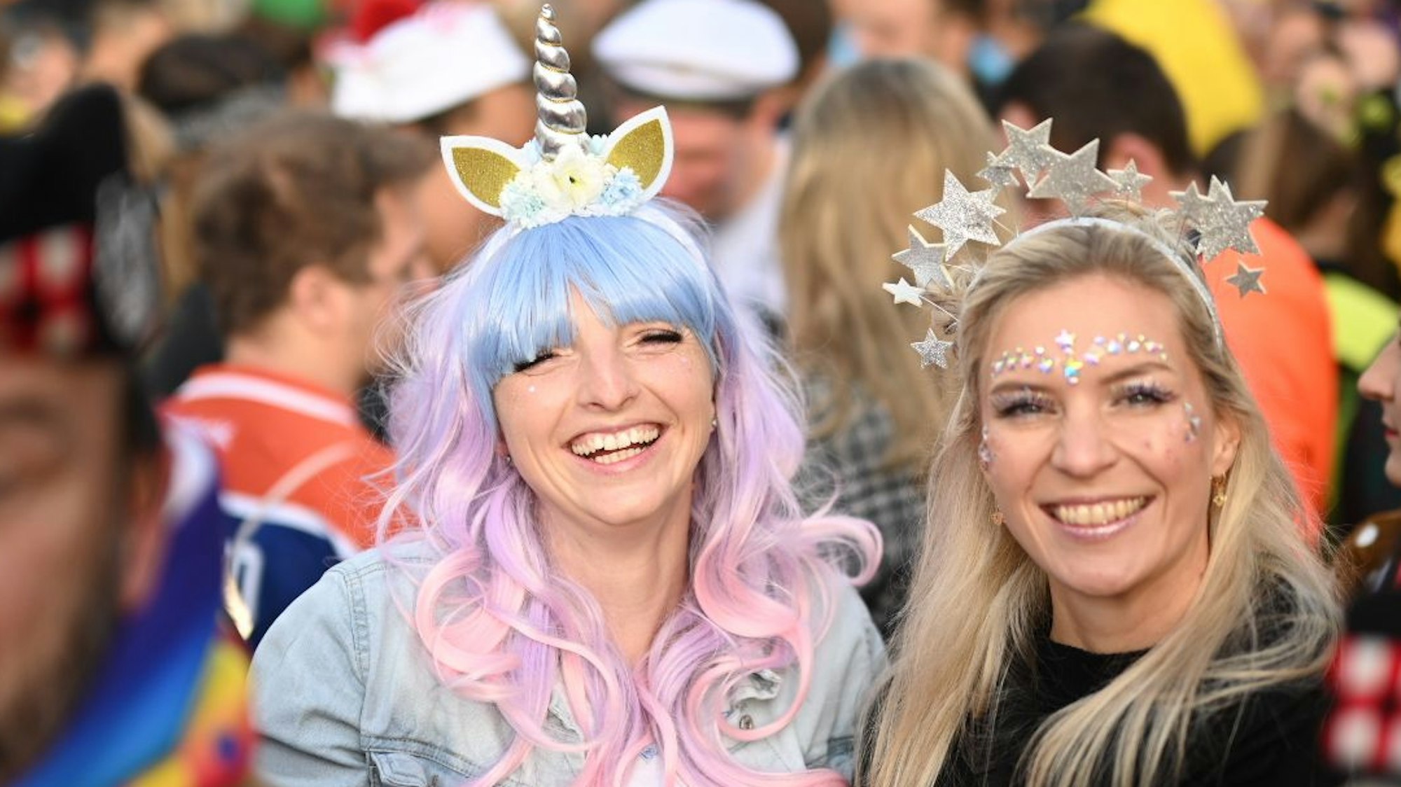 Zwei verkleidete Frauen lächeln in die Kamera.