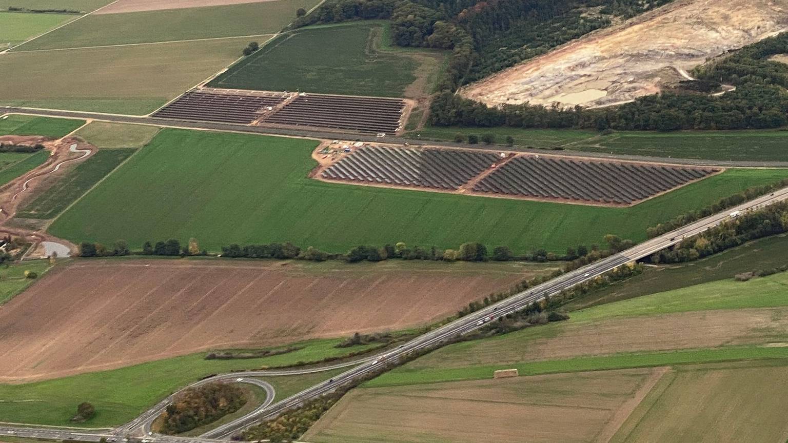 Der Solarpark Veynau während der Bauphase aus der Luft fotografiert.