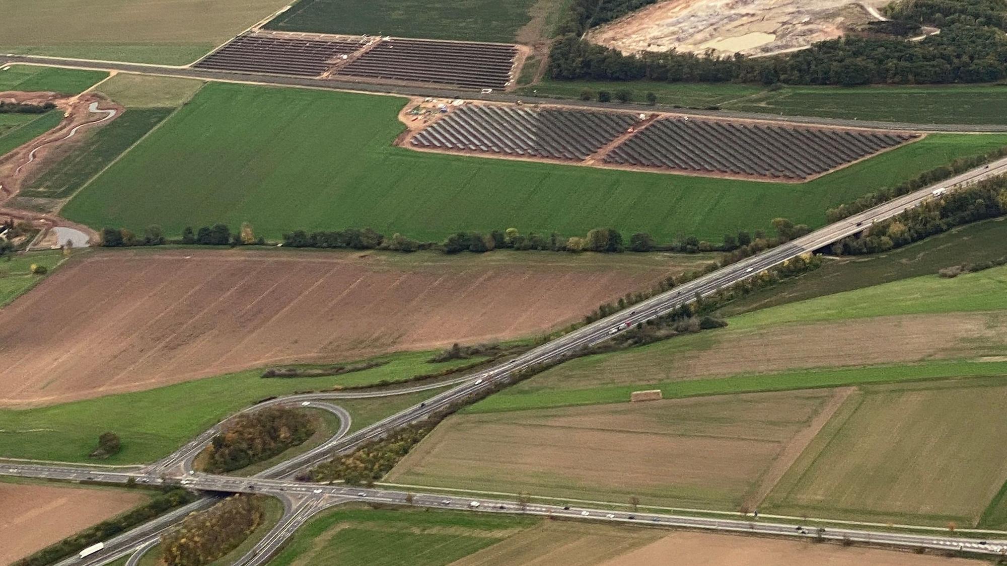 Der Solarpark Veynau während der Bauphase aus der Luft fotografiert.