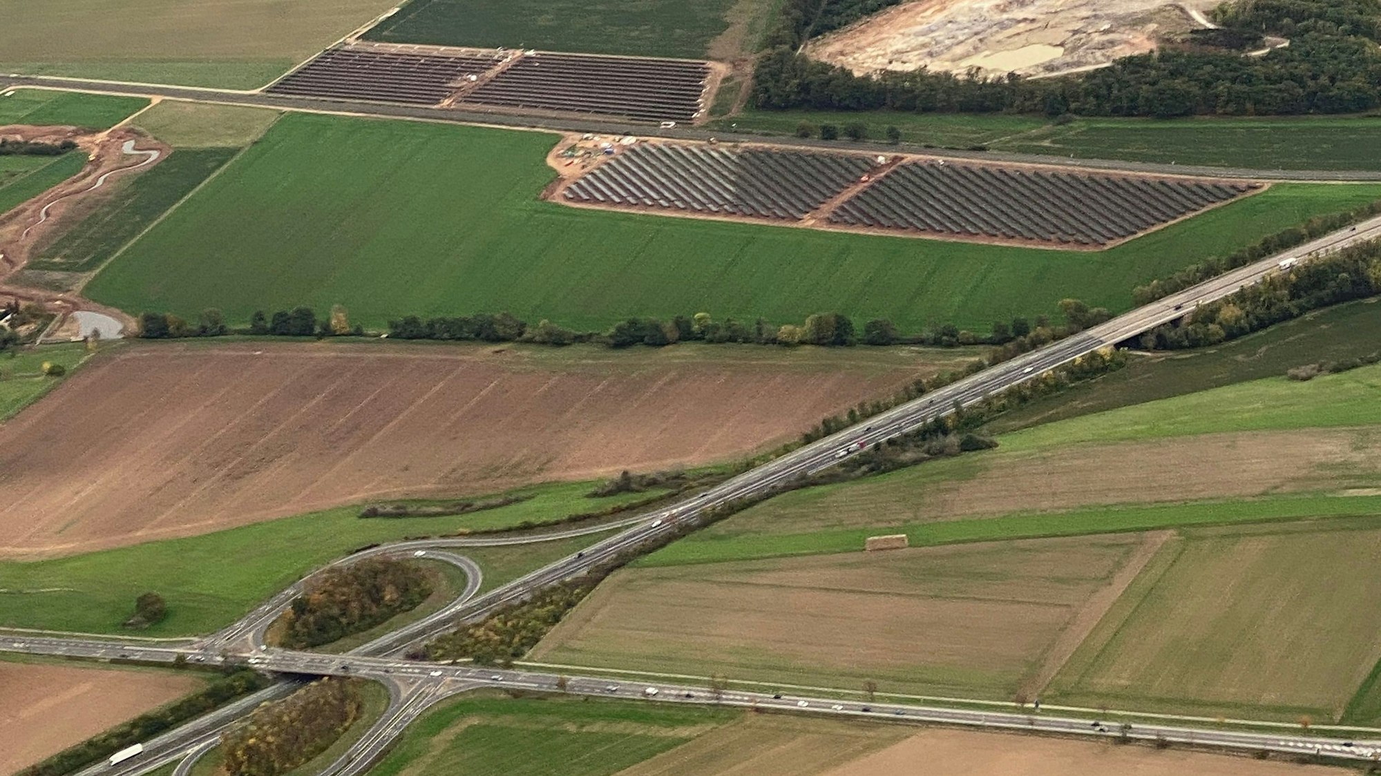 Der Solarpark Veynau während der Bauphase aus der Luft fotografiert.