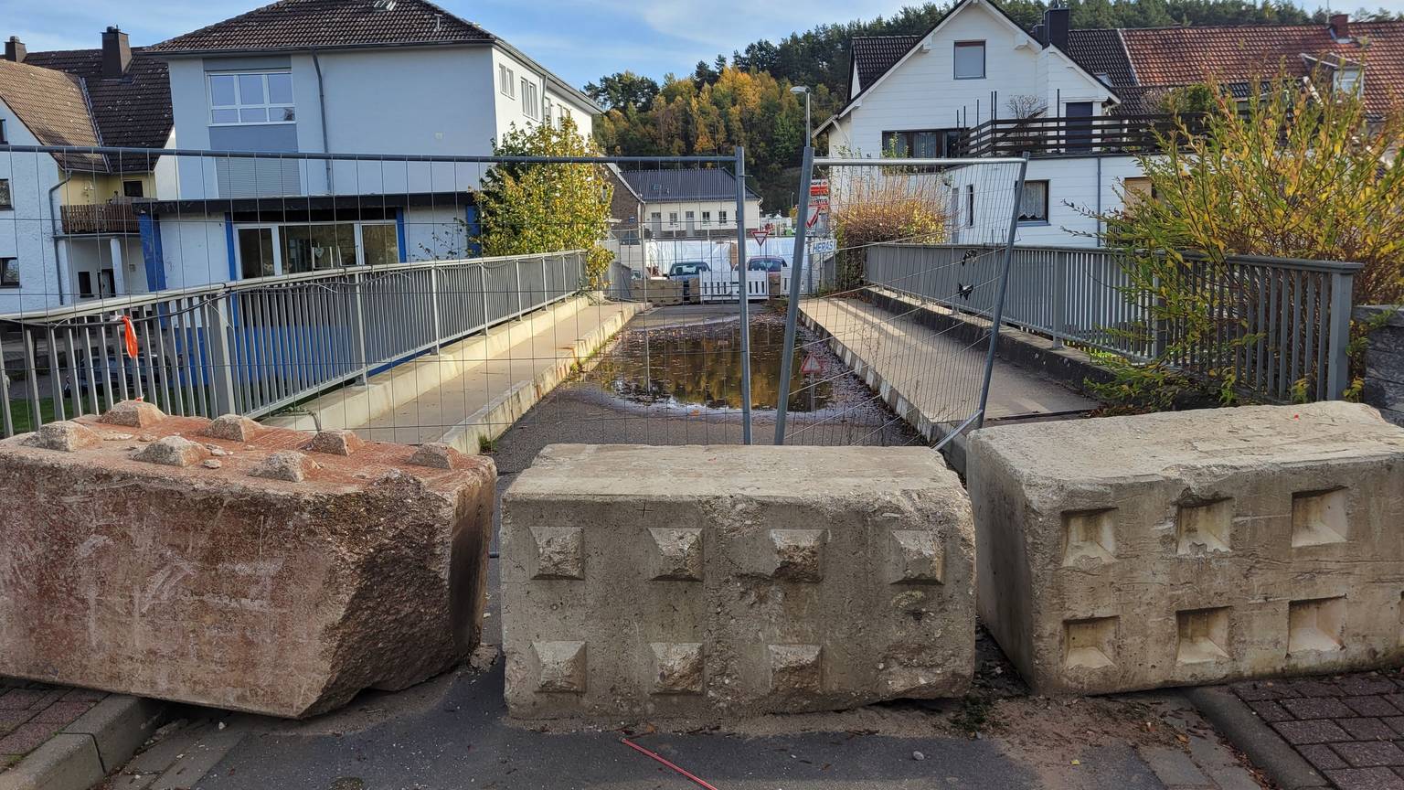 Die Brücke Weiherbenden ist abgesperrt und mit schweren Steinklötzen gesichert.