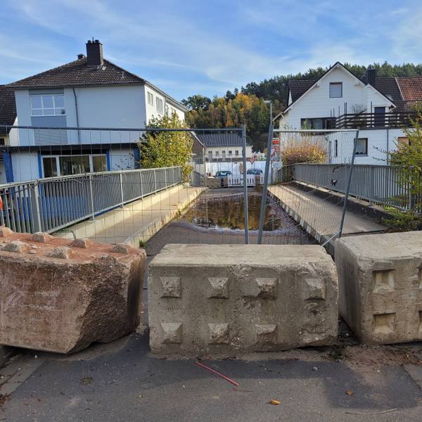 Die Brücke Weiherbenden ist abgesperrt und mit schweren Steinklötzen gesichert.