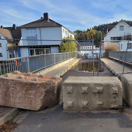 Die Brücke Weiherbenden ist abgesperrt und mit schweren Steinklötzen gesichert.