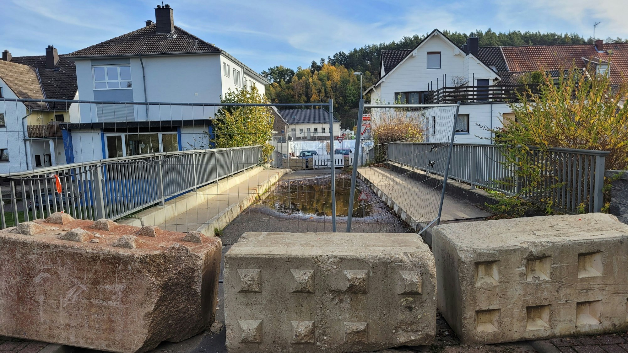 Die Brücke Weiherbenden ist abgesperrt und mit schweren Steinklötzen gesichert.
