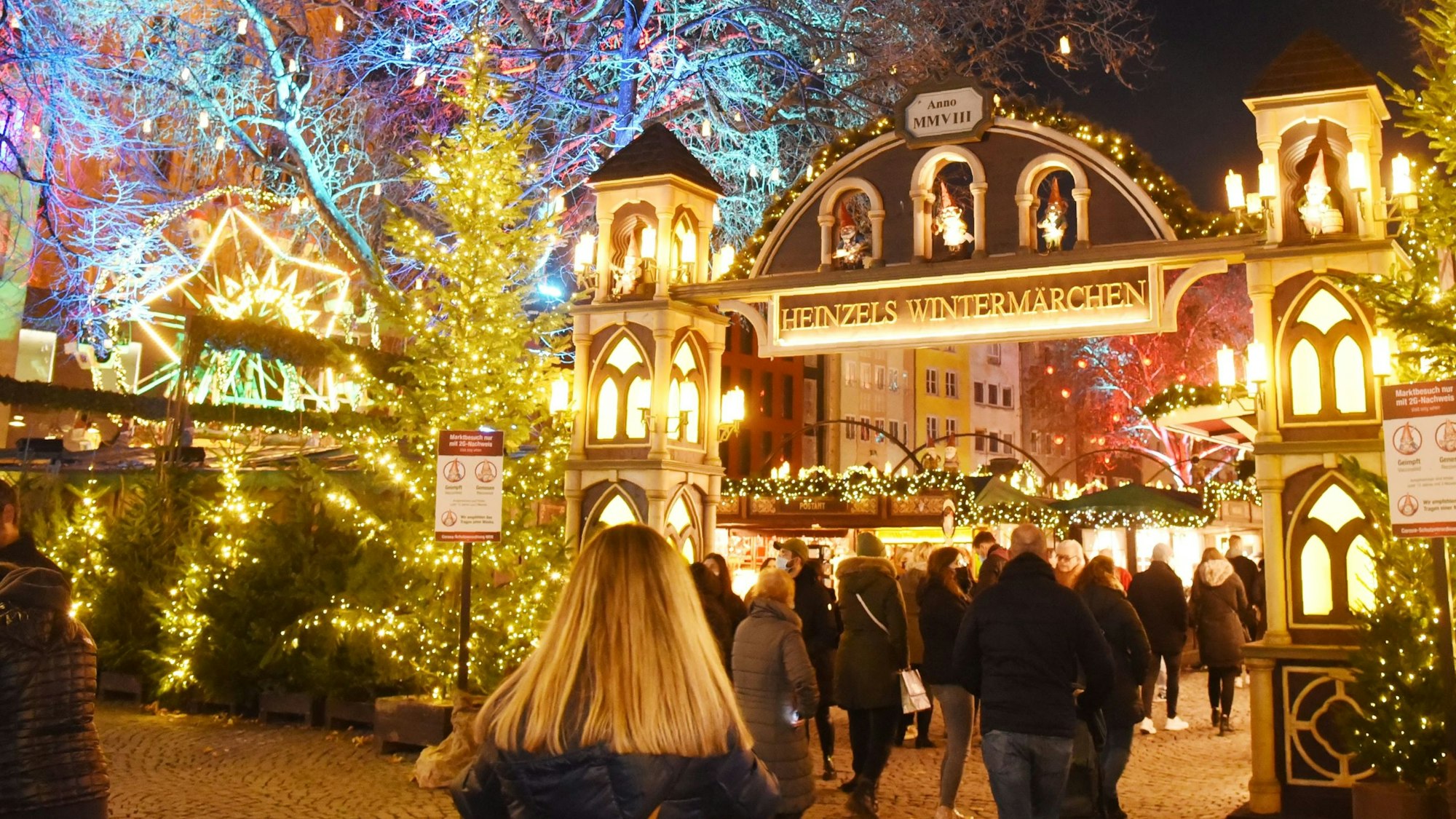 Großes mit Lichtern geschmücktes Eingangstor am Weihnachtsmarkt auf dem Alter Markt.