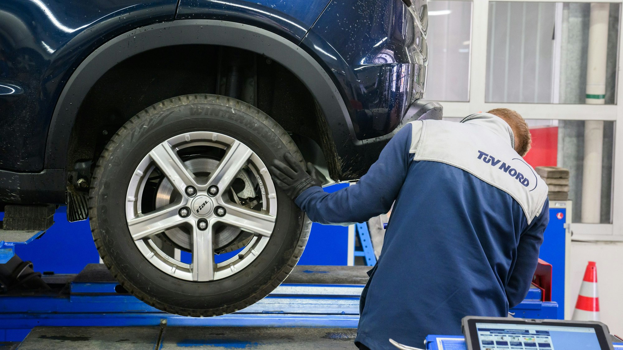 Tüv-Prüfer stellen  mehr Mängel an Fahrzeugen mit