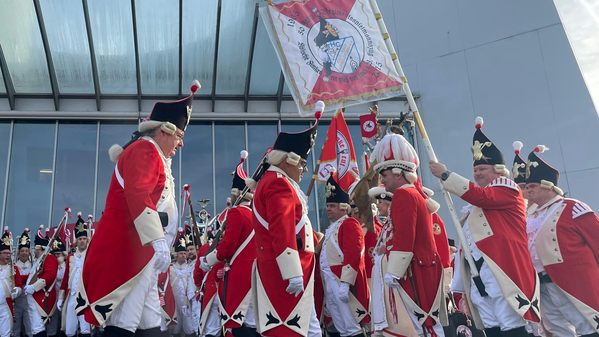 Die Roten Funken vor dem Schokoladenmuseum.