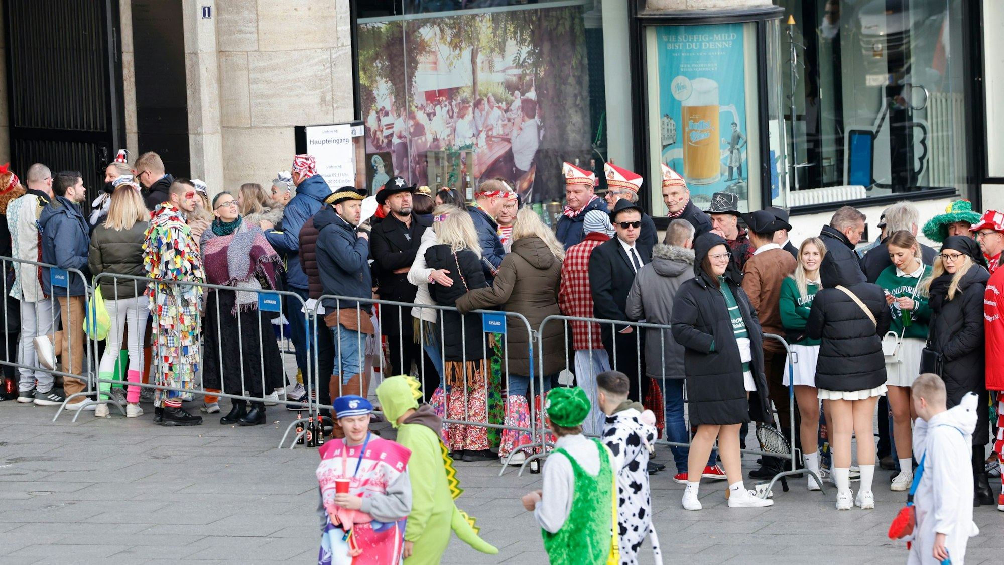 Eine Menschenschlange vor dem Gaffel Brauhaus wartet geduldig.