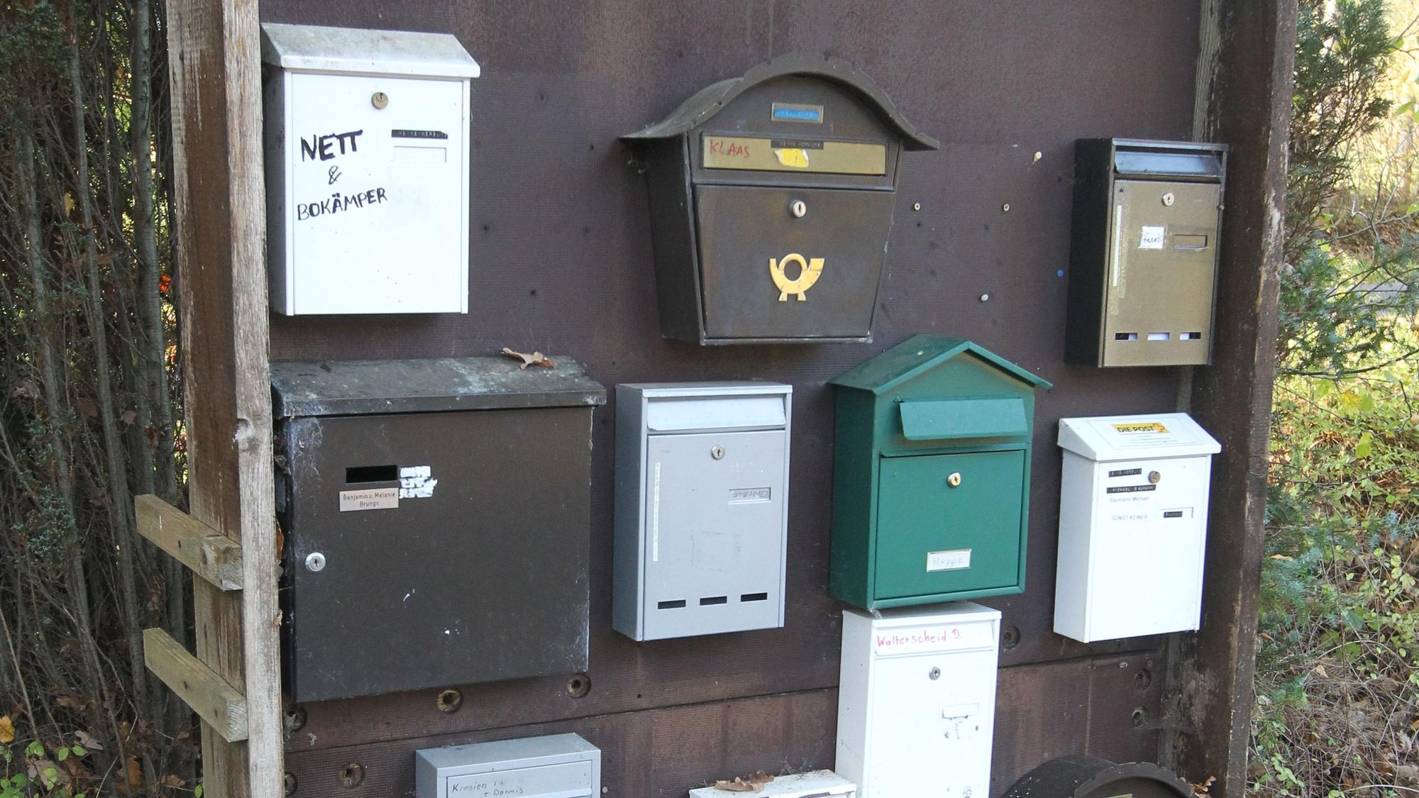 Briefkästen von Bewohnern am Campingplatz Herfterath in Much-Ophausen